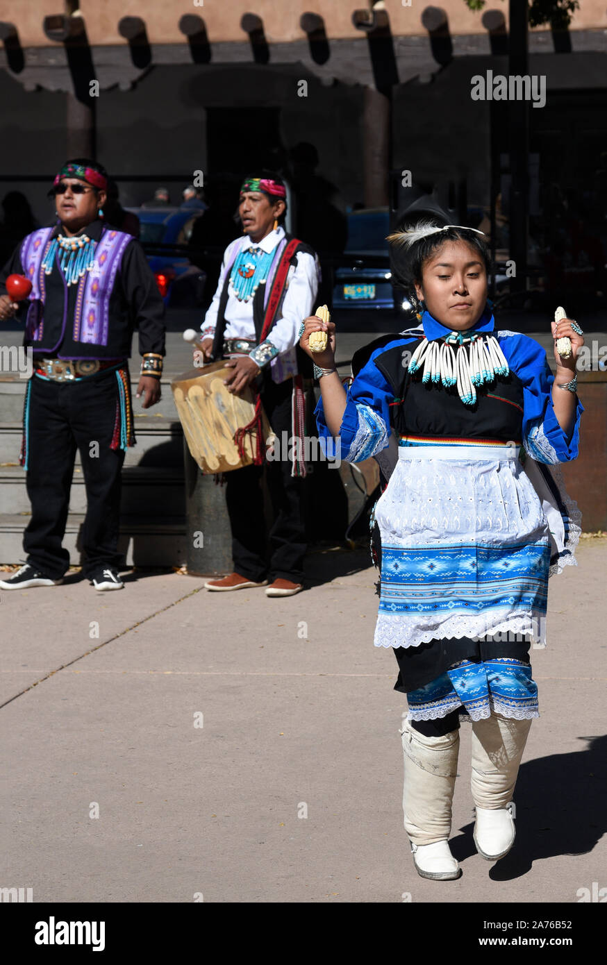 Mitglieder der Kallestewa Dance Gruppe aus Zuni Pueblo in New Mexico führen Sie die Mais Tanz während der indigenen Völker Tag in Santa Fe, New Mexico Stockfoto