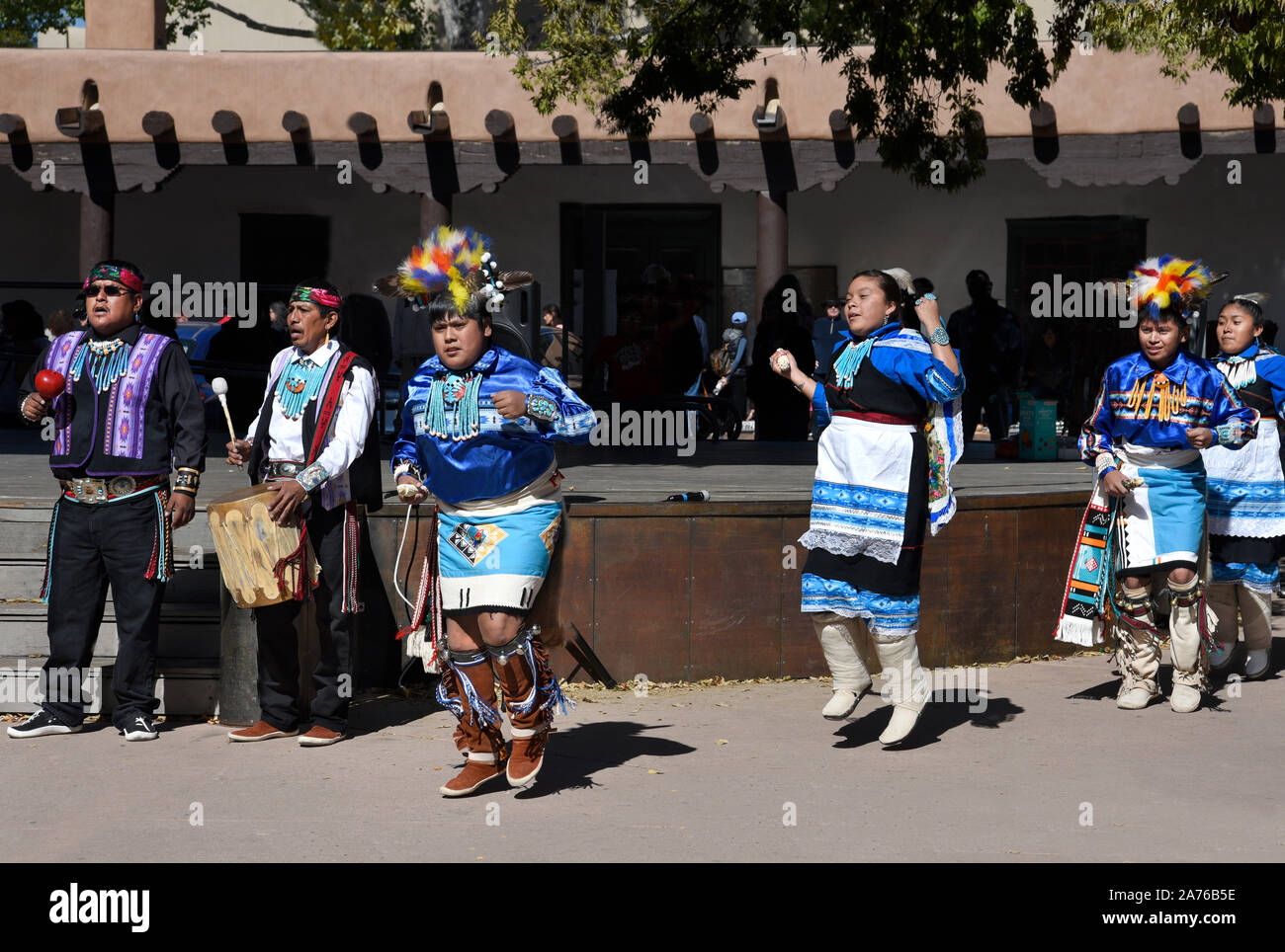 Mitglieder der Kallestewa Dance Gruppe aus Zuni Pueblo in New Mexico führen Sie die Mais Tanz während der indigenen Völker Tag in Santa Fe, New Mexico Stockfoto