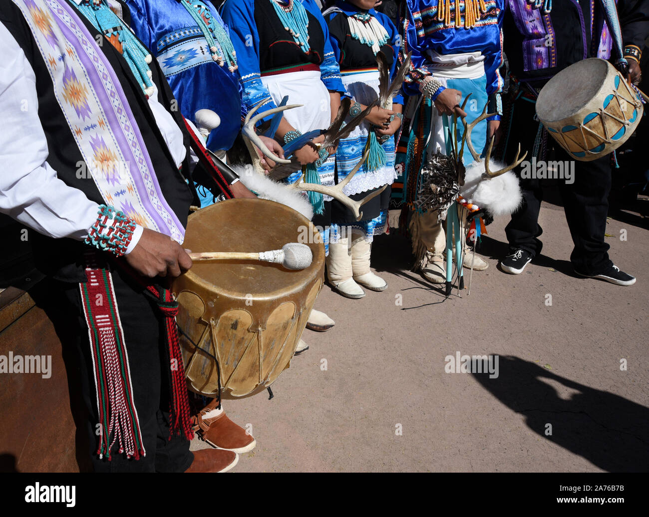 Mitglieder der Kallestewa Dance Gruppe aus der Zuni Pueblo in New Mexico vorbereiten in Santa Fe, New Mexico, USA durchführen Stockfoto