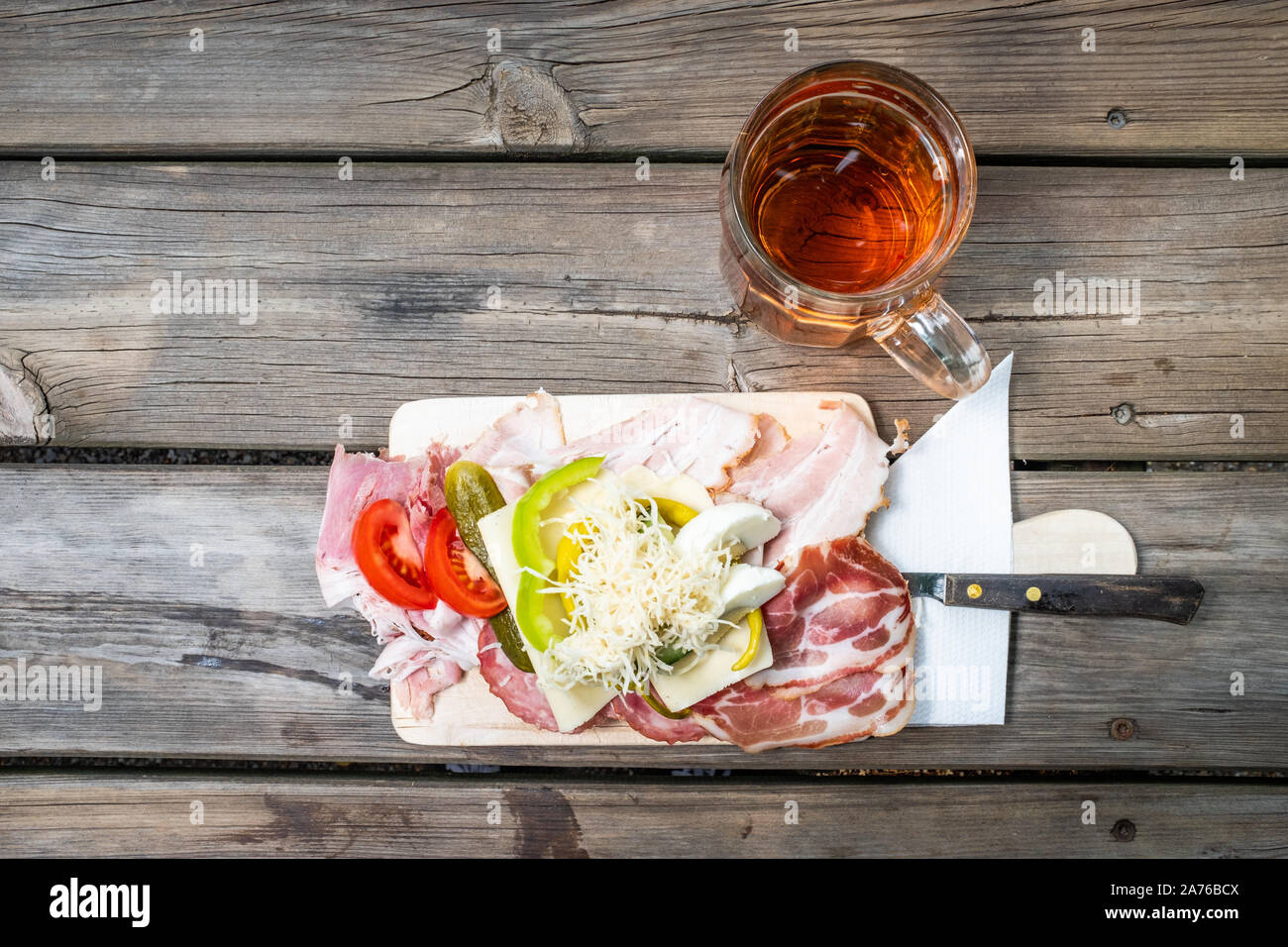 Brettljause, mit Essen, Käse, Gemüse Brot traditionelle steirische Sandwich belegt und ein Glas Wein auf hölzernen Tisch in Österreich Stockfoto