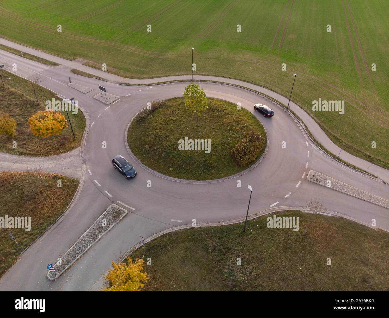 Luftaufnahme der Kreisverkehr mit Autos Stockfoto