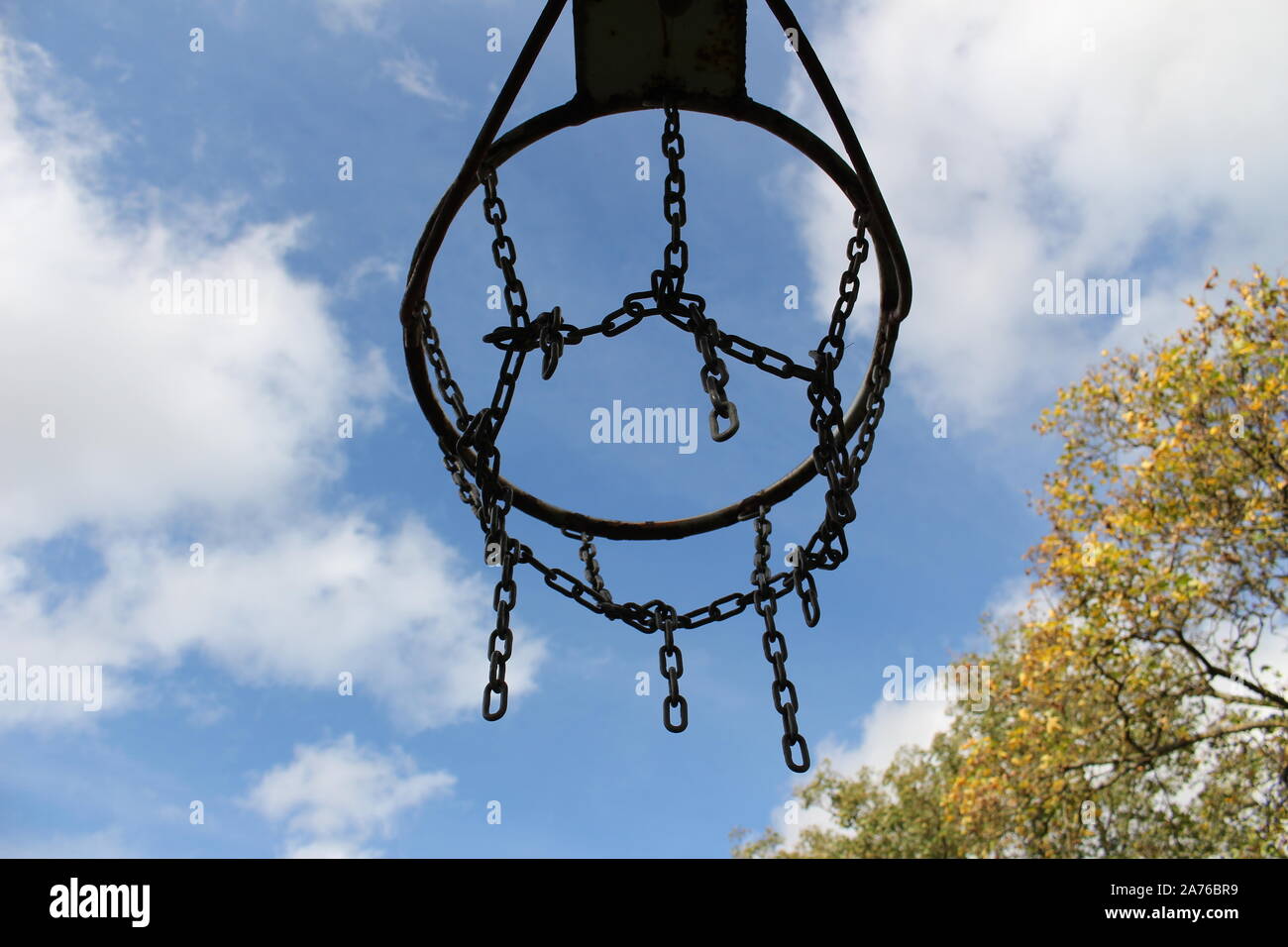 Alte basketball Kette Warenkorb Ansicht von unten vor dem bewölkten Himmel Stockfoto