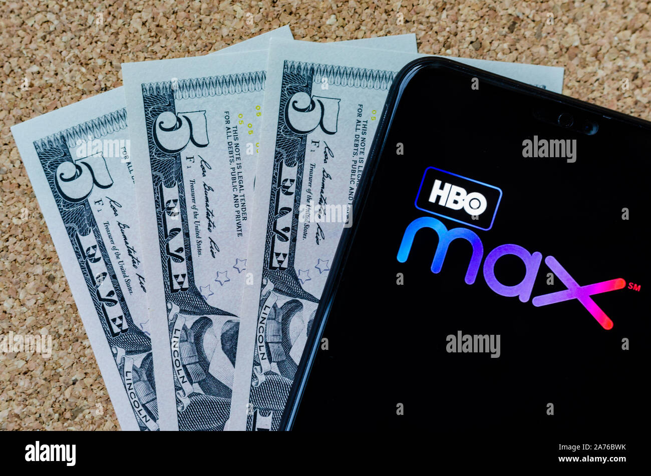 HBO max Logo auf einem Smartphone und 15 US-Dollar, die monatliche Gebühr für einen neuen Video Streaming Service. Stockfoto
