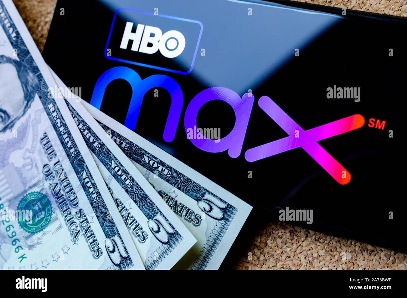 HBO max Logo auf einem Smartphone und 15 US-Dollar, die monatliche Gebühr für einen neuen Video Streaming Service. Stockfoto