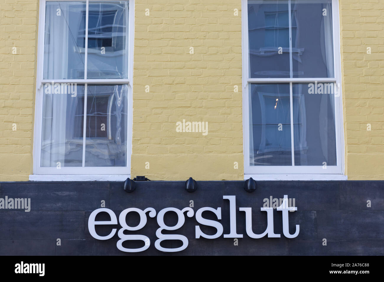 Eggslut restaurant Zeichen auf ein gelbes Gebäude Stockfoto