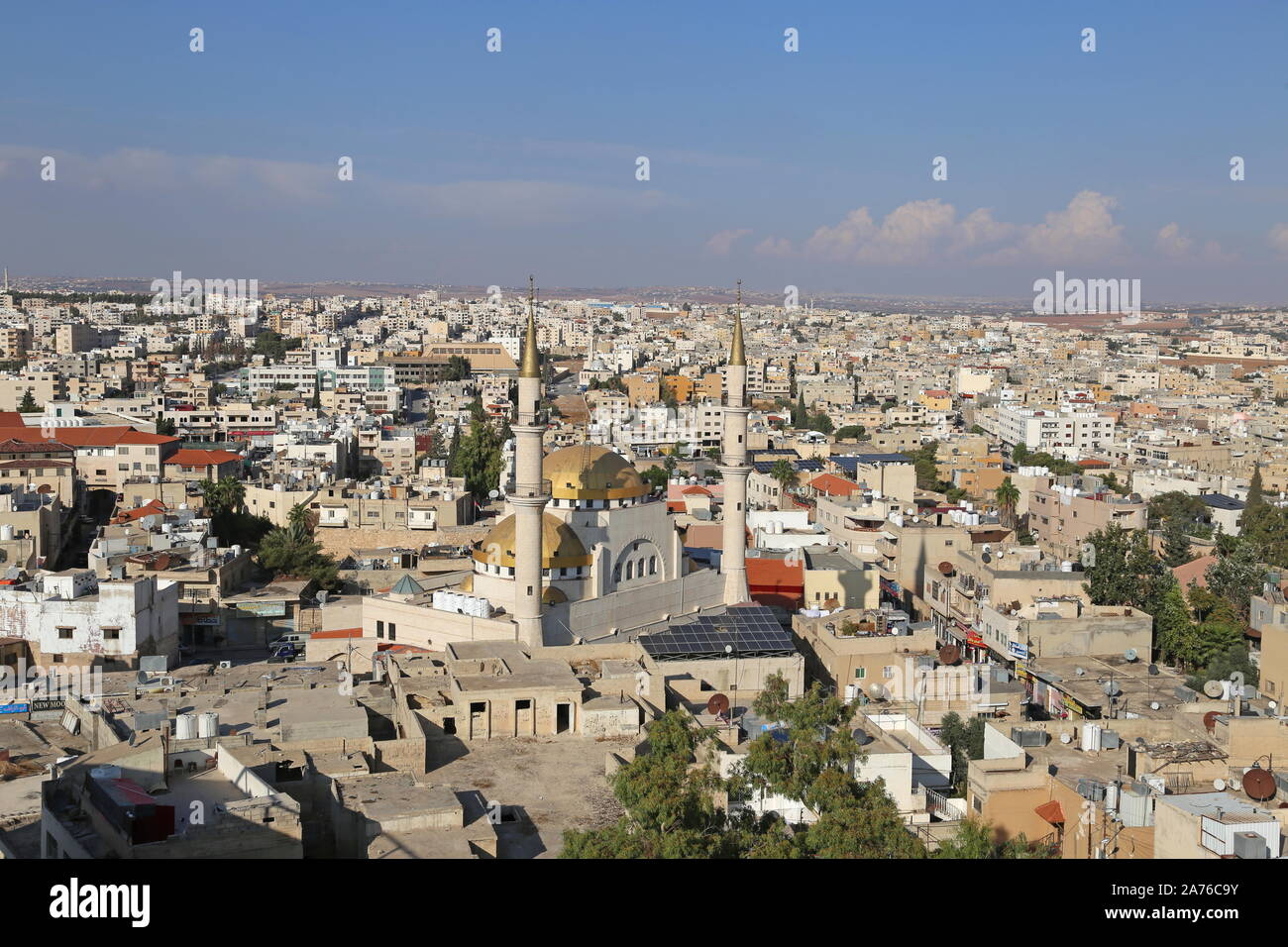 Blick auf Madaba vom Turm, der Kirche und dem Heiligtum des heiligen Johannes des Täufers, der Straße der Prinzessin Haya, der Madaba, dem Governorat von Madaba, Jordanien, dem Nahen Osten Stockfoto