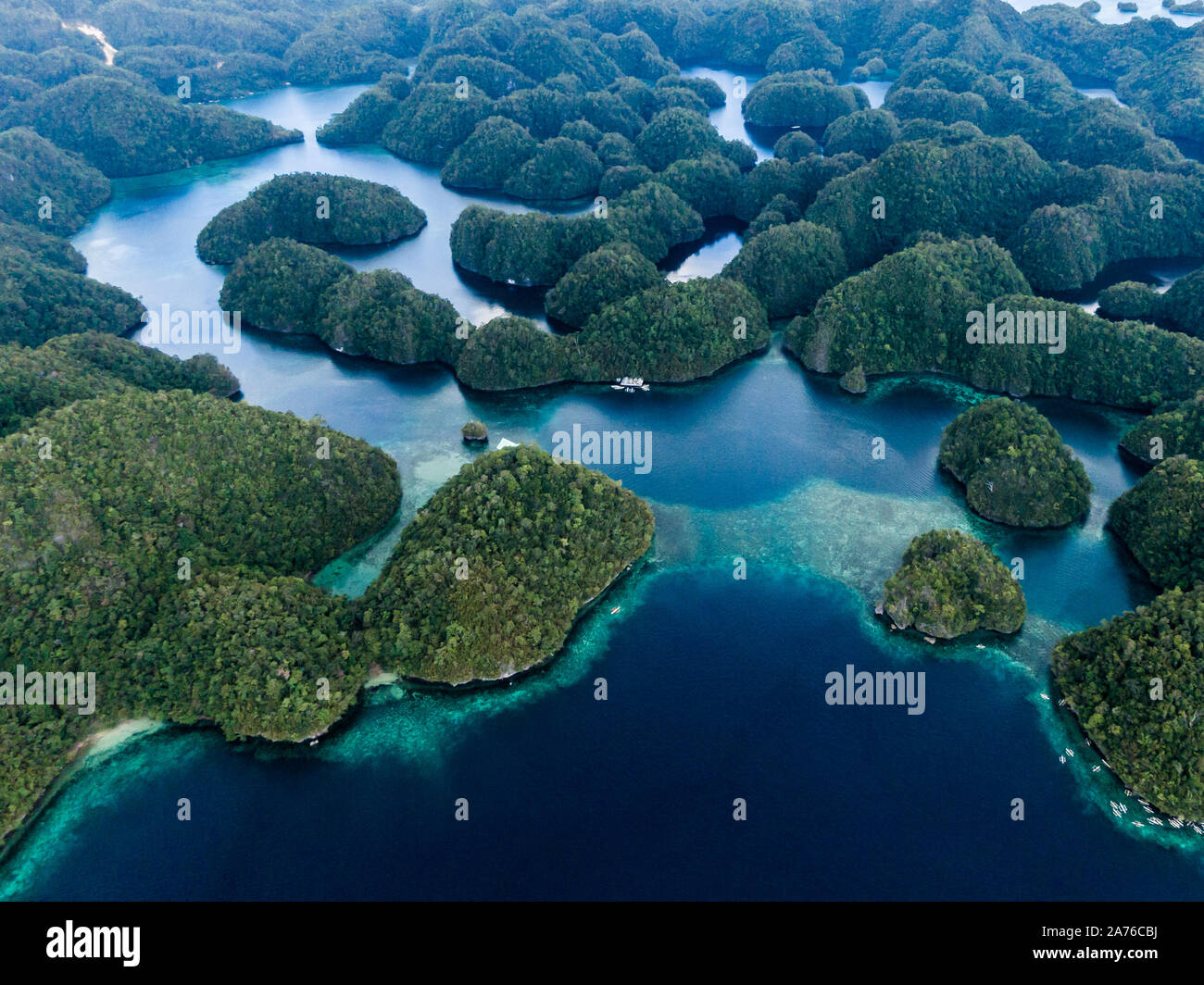 Drone Ansicht der berühmten schönes Ziel in Socorro Philippinen; Sohoton Cove in Bucas Grande, Siargao. Tropische Wald bedeckt Kalkstein um Cle Stockfoto
