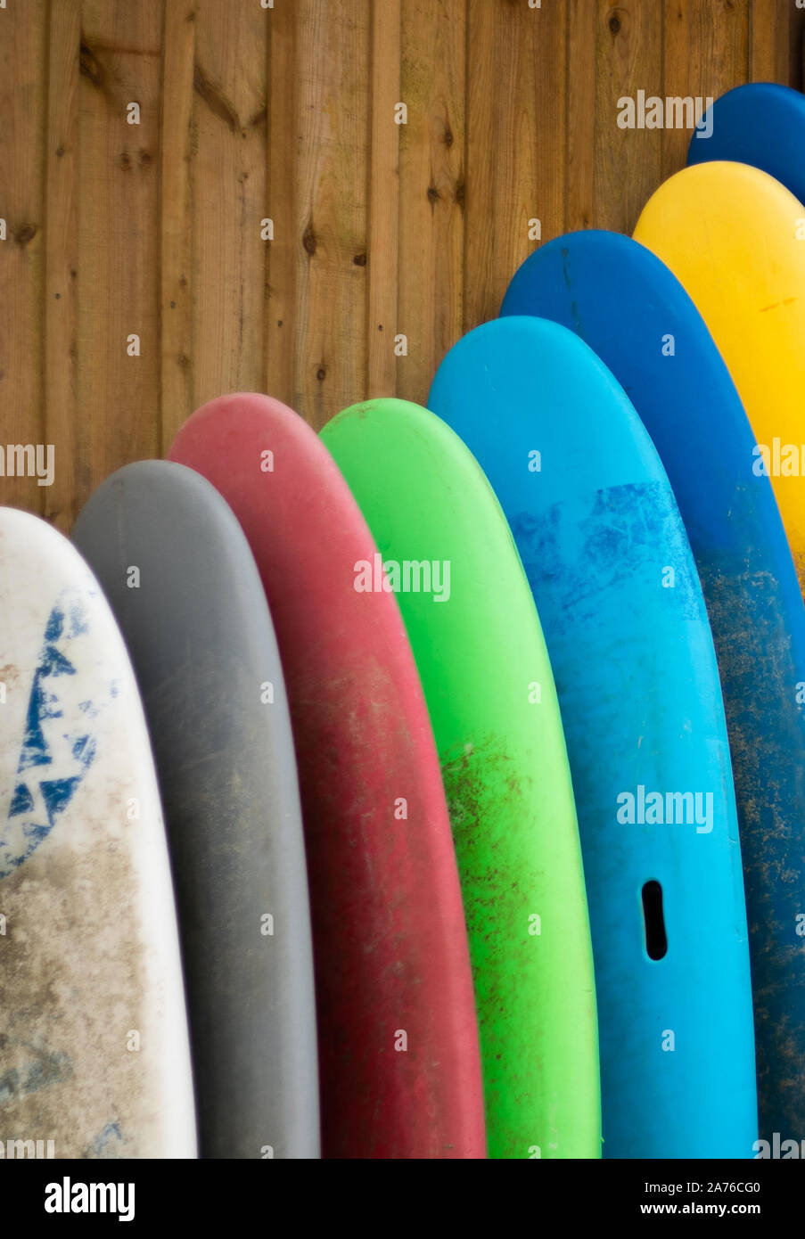 Rainbow multicolor Surfbretter und Paddelboote, verfügbar in ein Geschäft im Südwesten von Frankreich zu mieten. Sport, exercice, Urlaub, Meer, beautifu Stockfoto