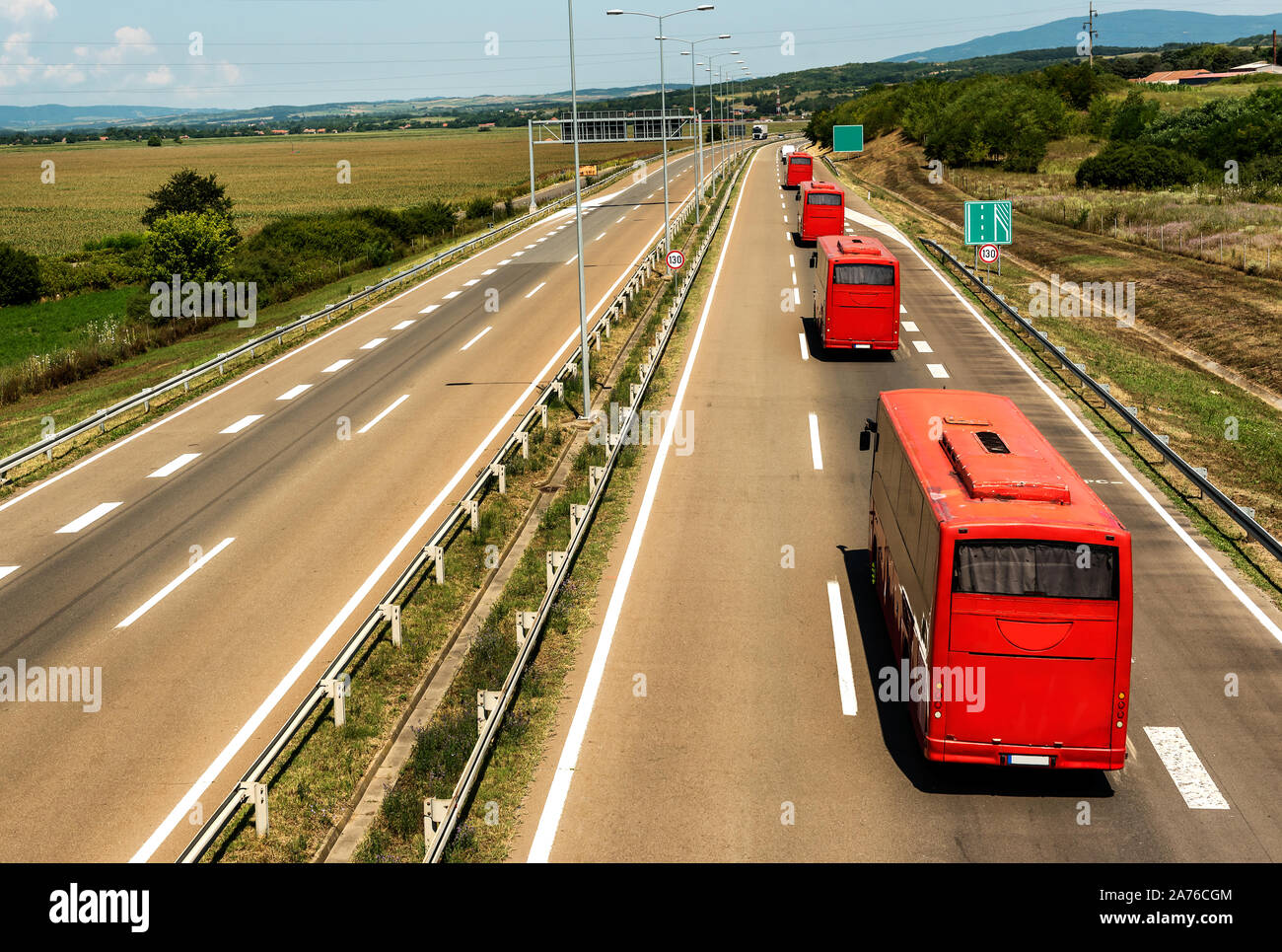 Wohnwagen oder Konvoi der roten Busse im Einklang Reisen auf einem Highway country Highway Stockfoto