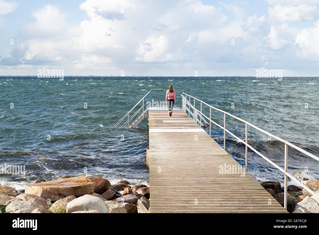 Ansicht der Rückseite stehende Frau am Ocean Pier Stockfoto