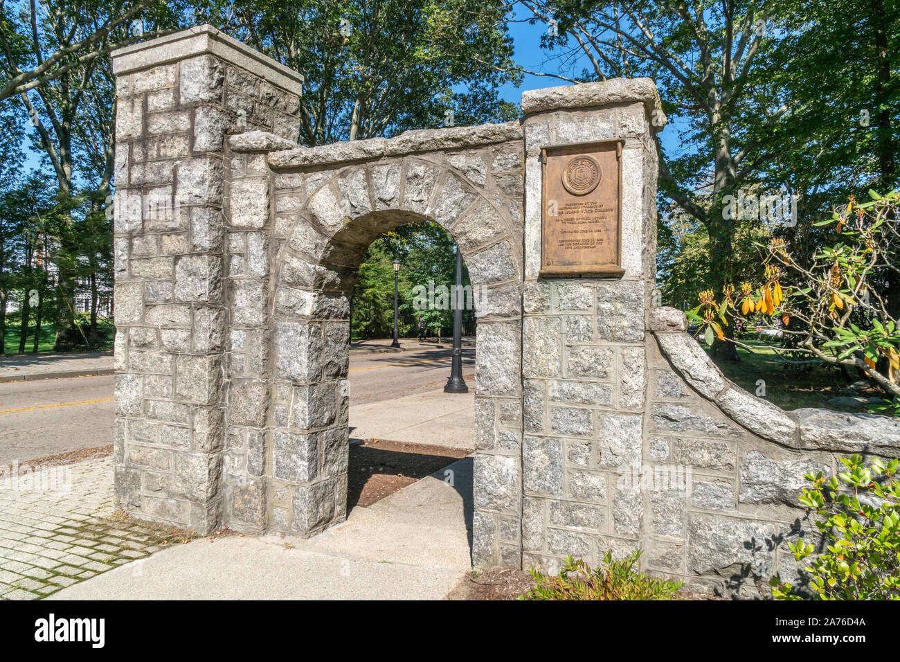 KINGSTON, RI/USA, 26. September 2019: Gate Eingang zum Campus der Universität von Rhode Island. Stockfoto