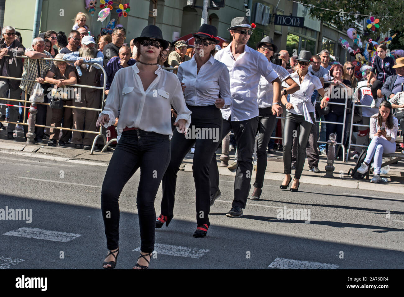 Vrsac, Serbien September 22, 2019. Traditionelle Manifestation der Weinlese Tage. Sind eine Gruppe von Tänzern auf der Straße in einem Karneval tanzen zu einem Brazi Stockfoto