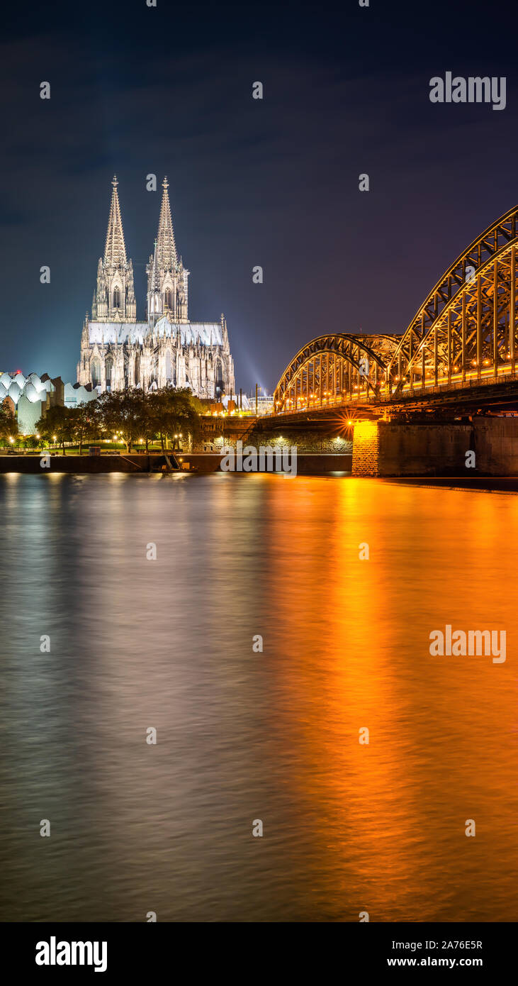 Köln Kölner Dom mit Hohenzollernbrücke und Rhein bei Nacht Stockfoto