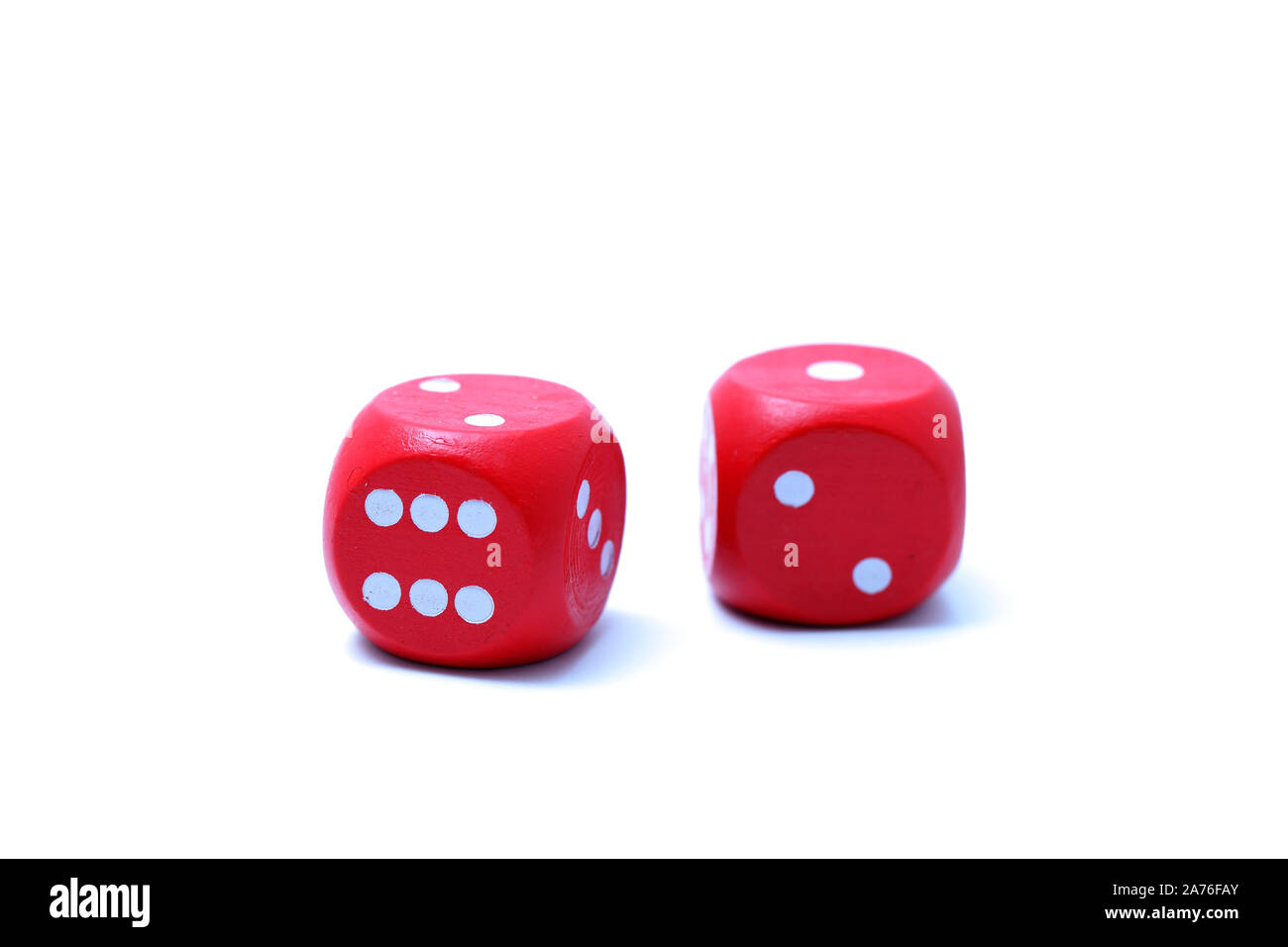 Roten Würfel auf weißem Hintergrund Stockfoto