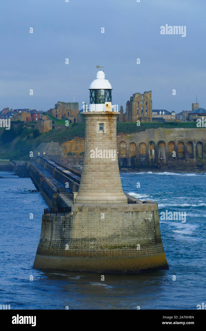 Tynemouth Leuchtturm in Großbritannien, Hafeneinfahrt von Newcastle, Tyne im Hintergrund das Schloss Stockfoto