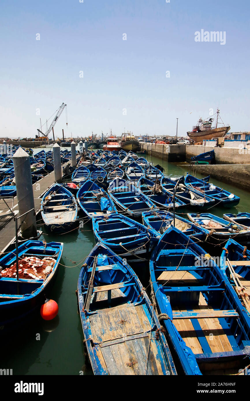 Blaue Angelboote/Fischerboote im Hafen von Essaouira, Marokko Stockfoto