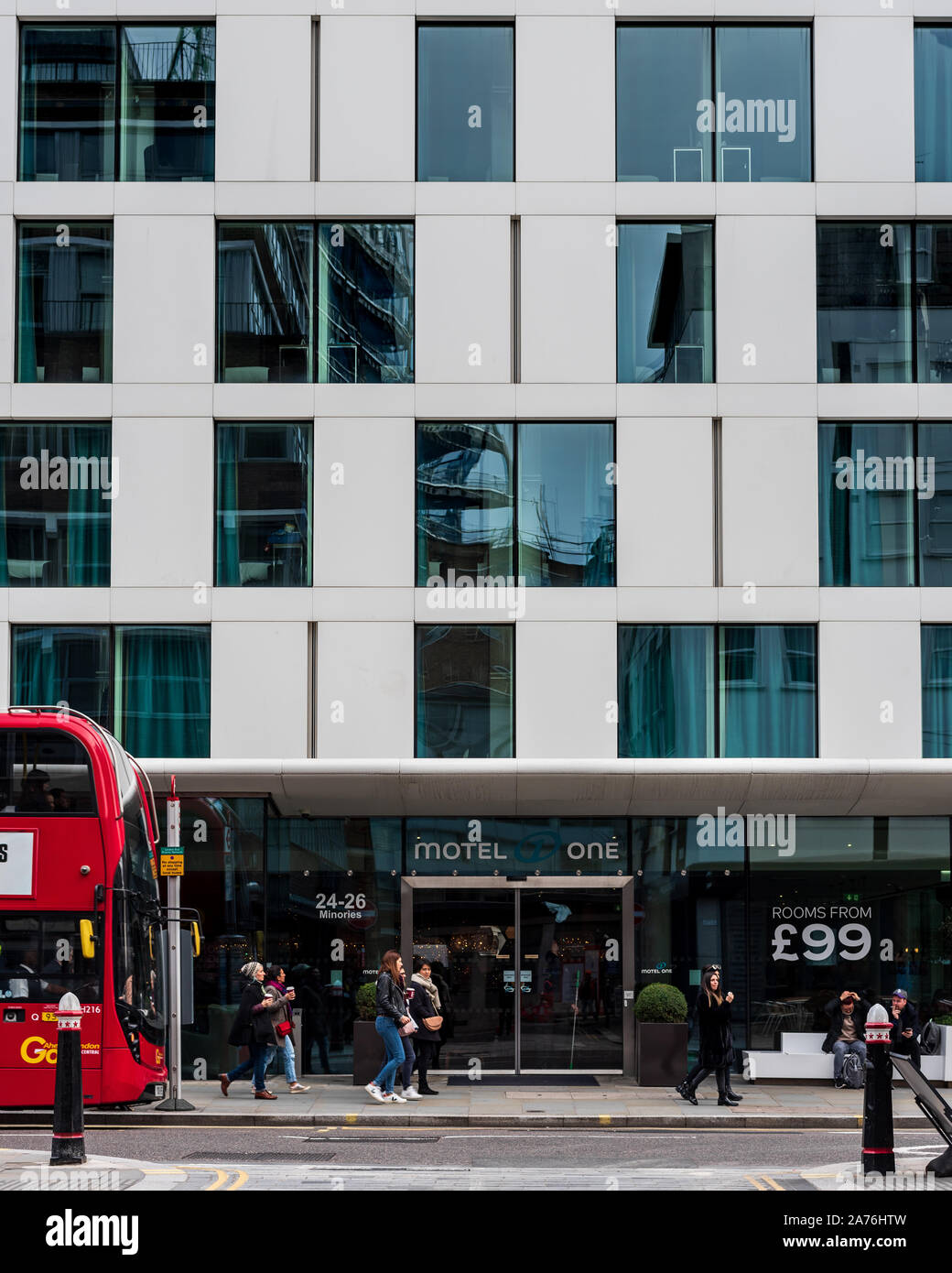 Motel One London - das Motel One Hotel Tower Hill in Central London. Motel One ist eine Münchner Hotelkette. Stockfoto