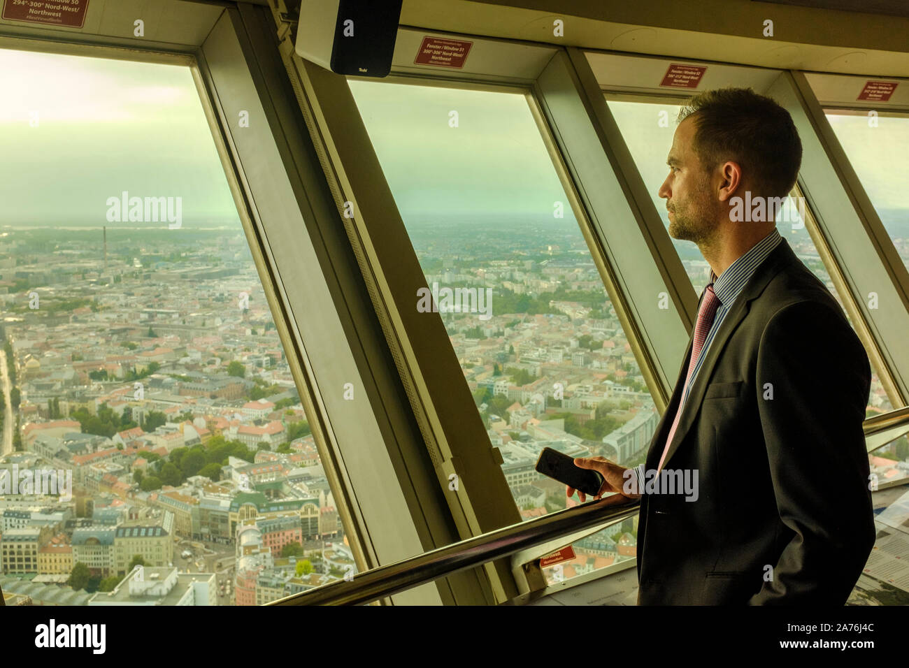 Suche North West auf das Panorama von Berlin von der Aussichtsplattform (203 m Höhe) der Berliner Fernsehturm auf dem Alexanderplatz, Berlin, Deutschland Stockfoto