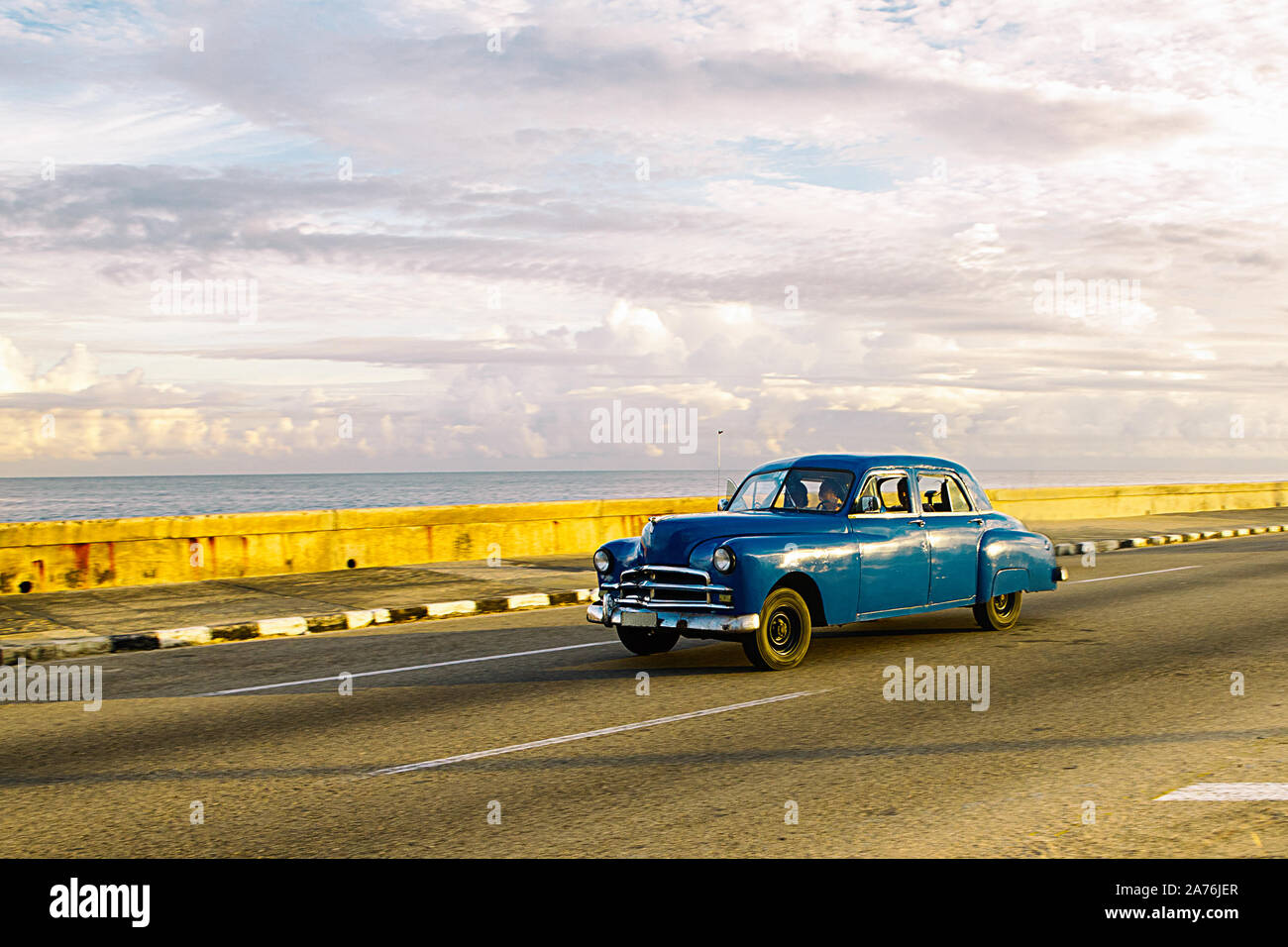 Blaues Auto Fahrt entlang der Malecon in Havanna, Kuba Stockfoto