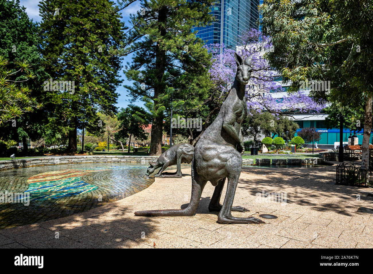 Känguru Skulptur vor dem Council House und Sterling Gärten in Central Business District, Perth, Australien am 24. Oktober 2019 Stockfoto
