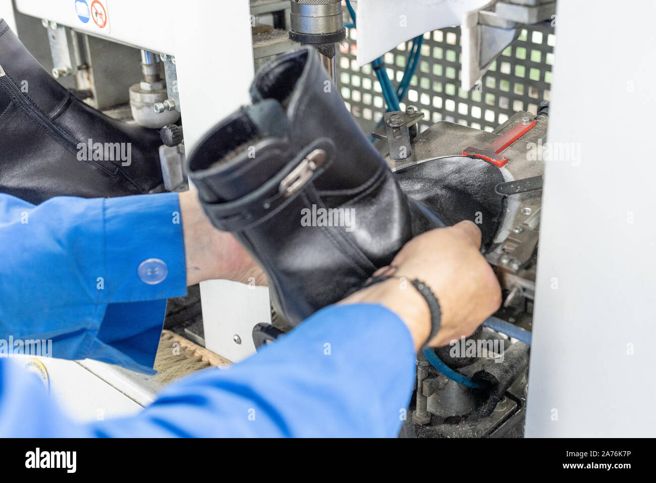 Bildet den vorderen Teil auf einer speziellen Maschine. Schuhproduktion. Stockfoto