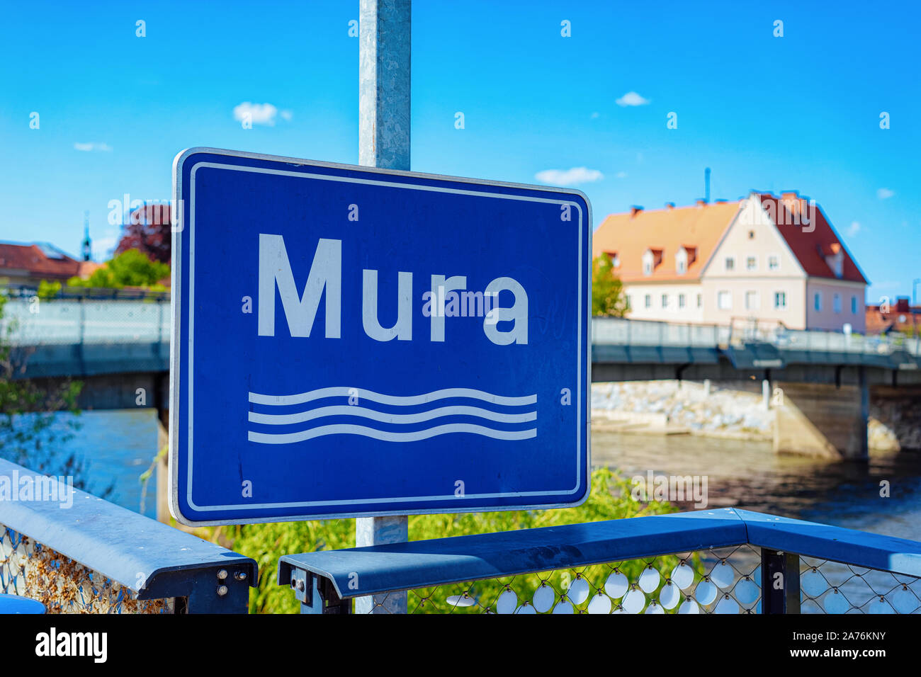 Moderne blaue Schild Flusses Mura Bad Radkersburg in Österreich Stockfoto