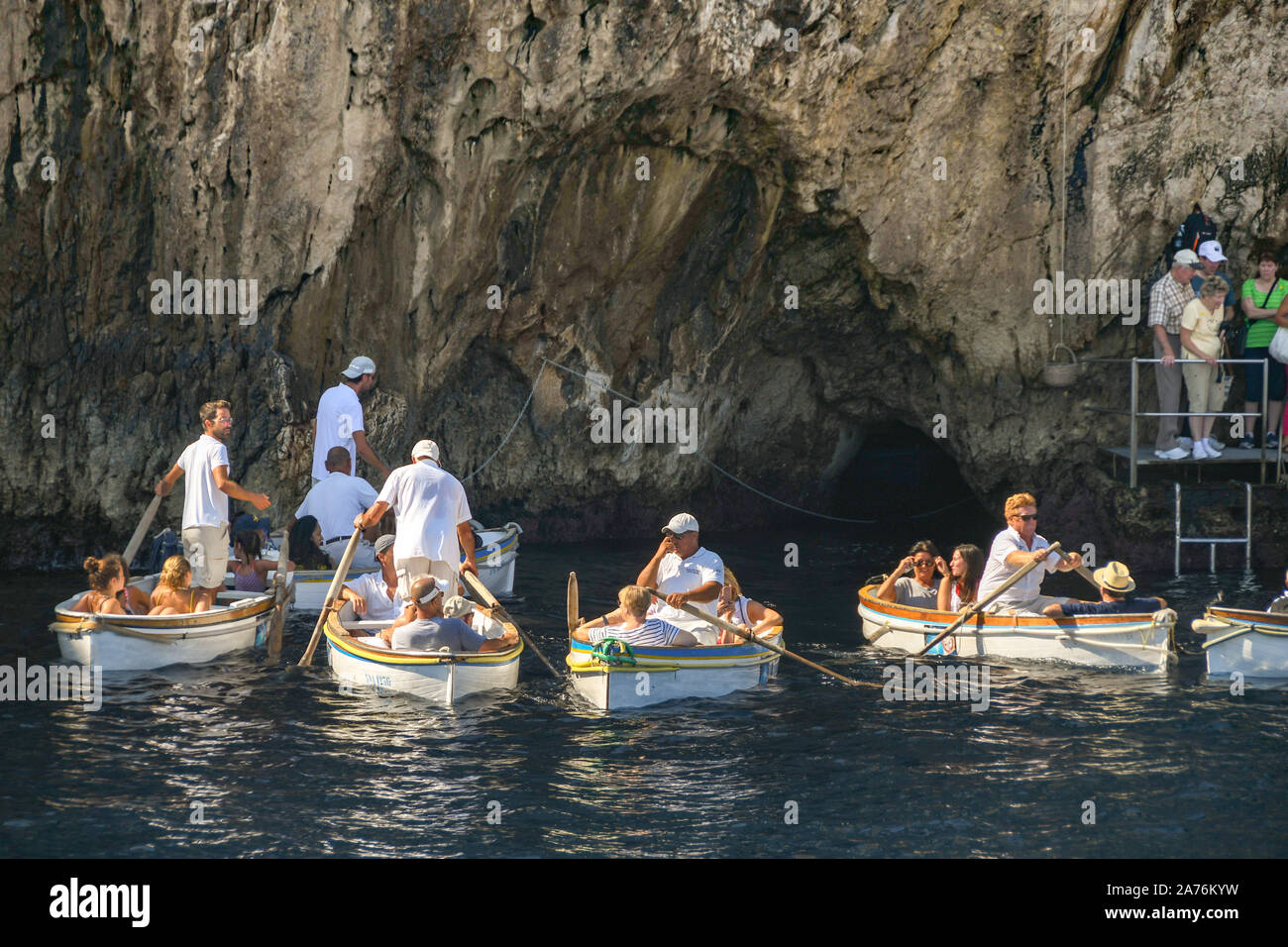 Insel Capri, Italien - AUGUST 2019: Menschen in kleinen Ruderboote gepaddelt und zum Eingang des "Grotta Azzurra" oder "Blaue Grotte" Höhle, Stockfoto
