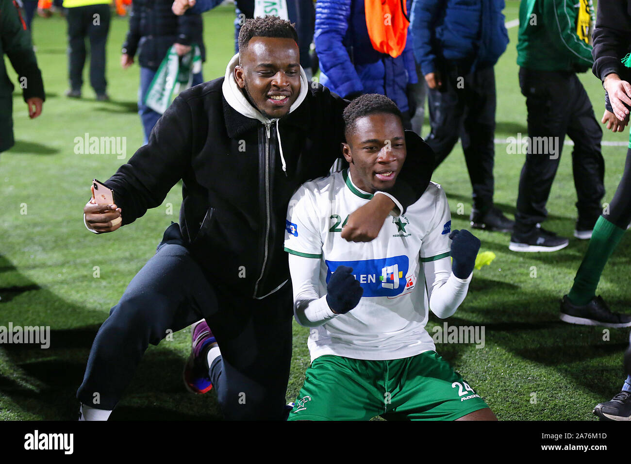 HEERLEN, 30-10-2019, deutscher Fußball, KNVB Beker seizoen 2019-2020, Sportpark Pronsebroek, Groene Ster - VVV Venlo, Groene Ster player Mo Kourouma und die Fans feiern den Sieg nach dem Spiel Stockfoto