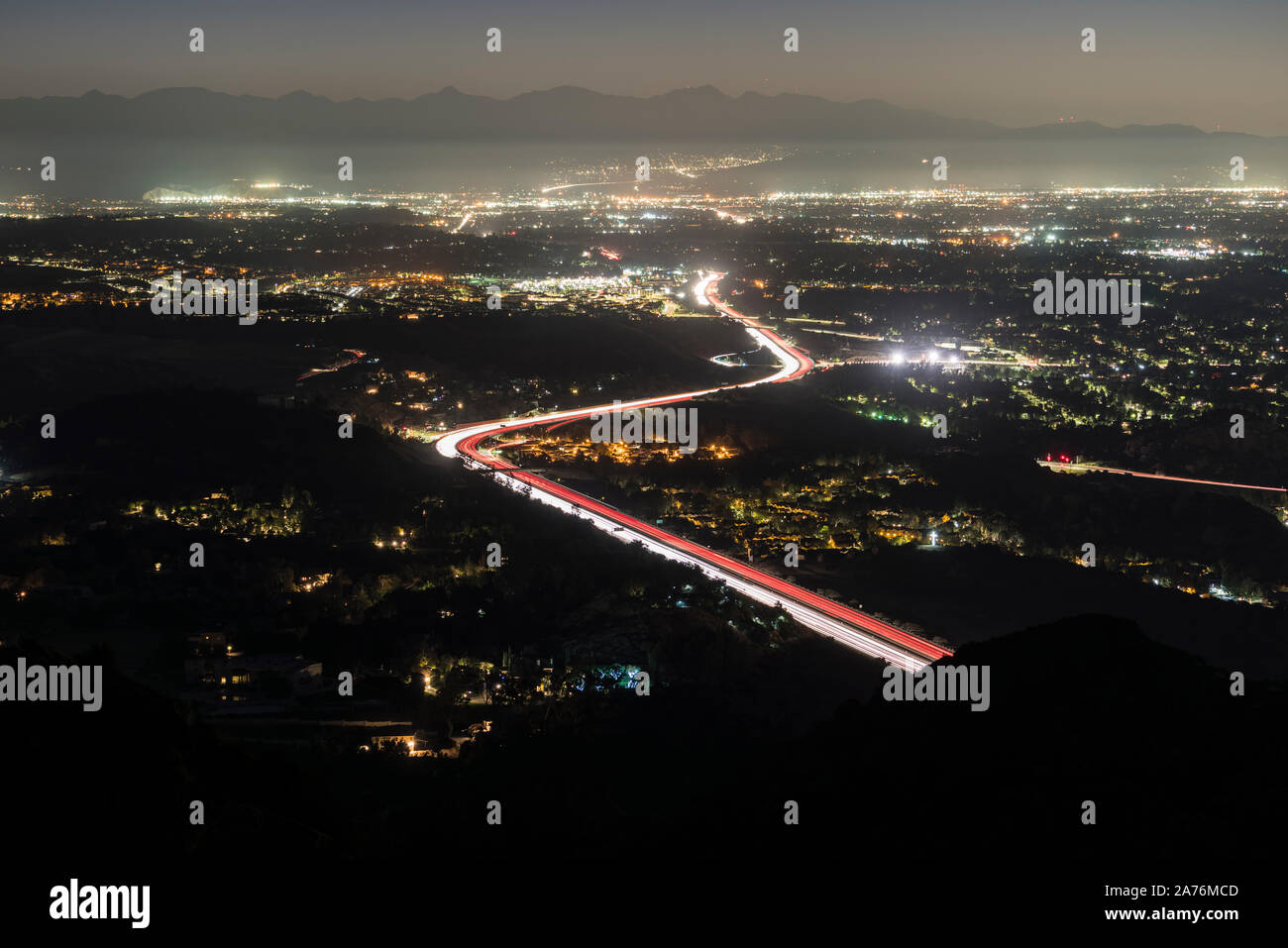 Nacht Stadtbild San Fernando Valley View von Rocky Peak Park in Los Angeles County, Kalifornien. Stockfoto