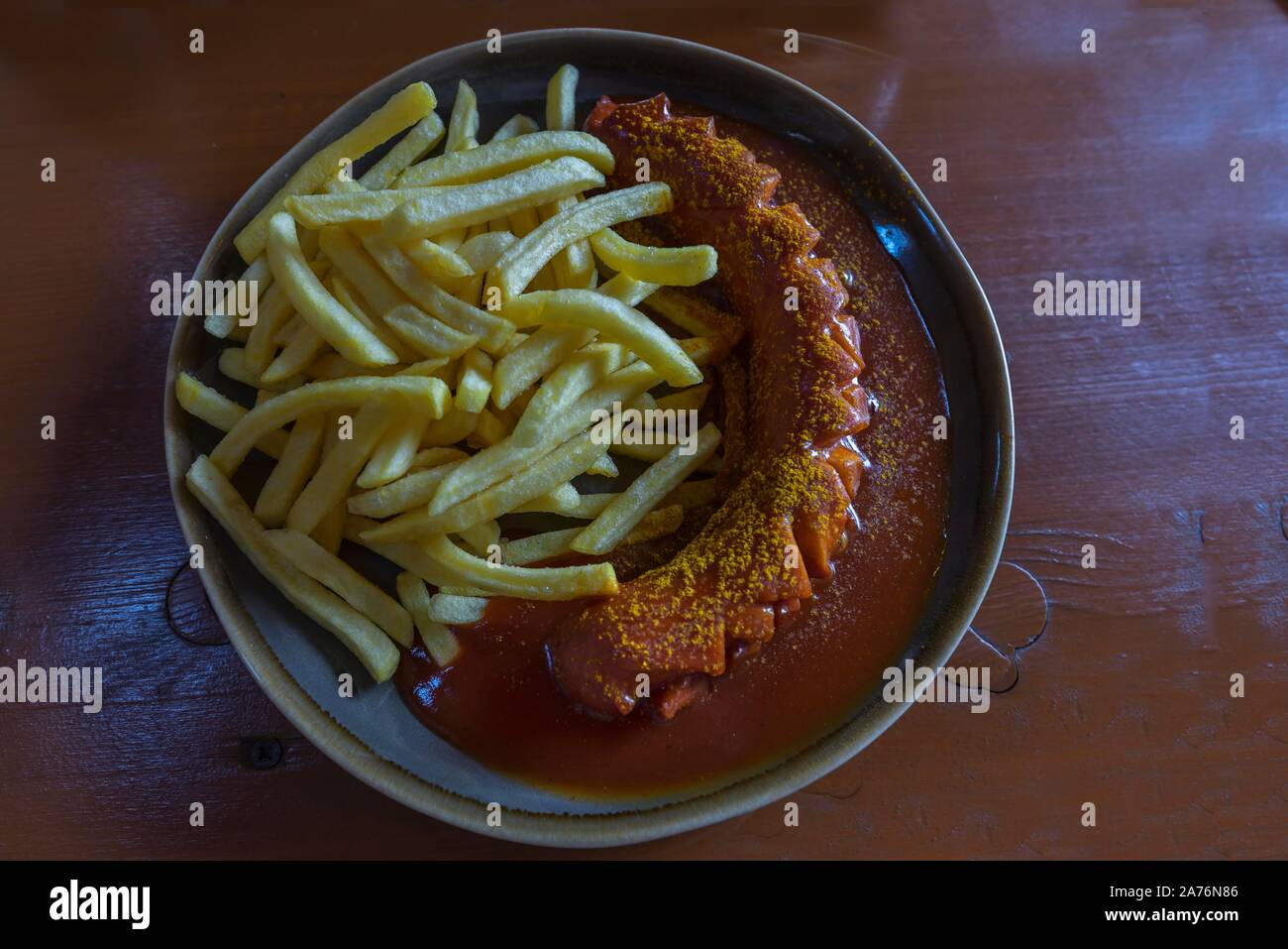 Mit Pommes frites auf Teller Currywurst, Unterfranken, Bayern, Deutschland Stockfoto