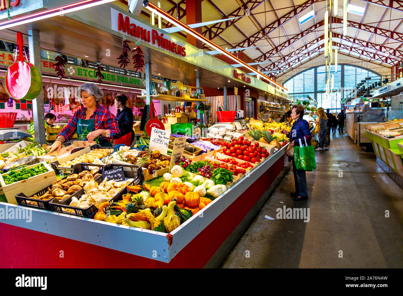 Obst und Gemüse Abschaltdruck am Mercado Les Halles, Biarritz, Frankreich Stockfoto