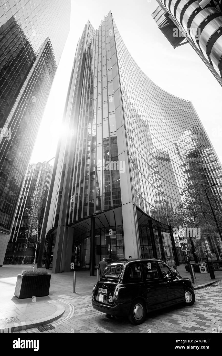Reflexionen im Willis Gebäude auf der Lime Street im Finanzdistrikt, London England Großbritannien Stockfoto
