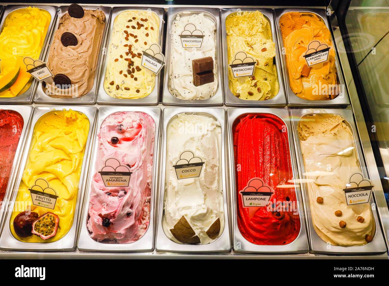 Italienisches Eis in der kühltheke einer Eisdiele, Anuga Messe, Köln, Nordrhein-Westfalen, Deutschland Stockfoto