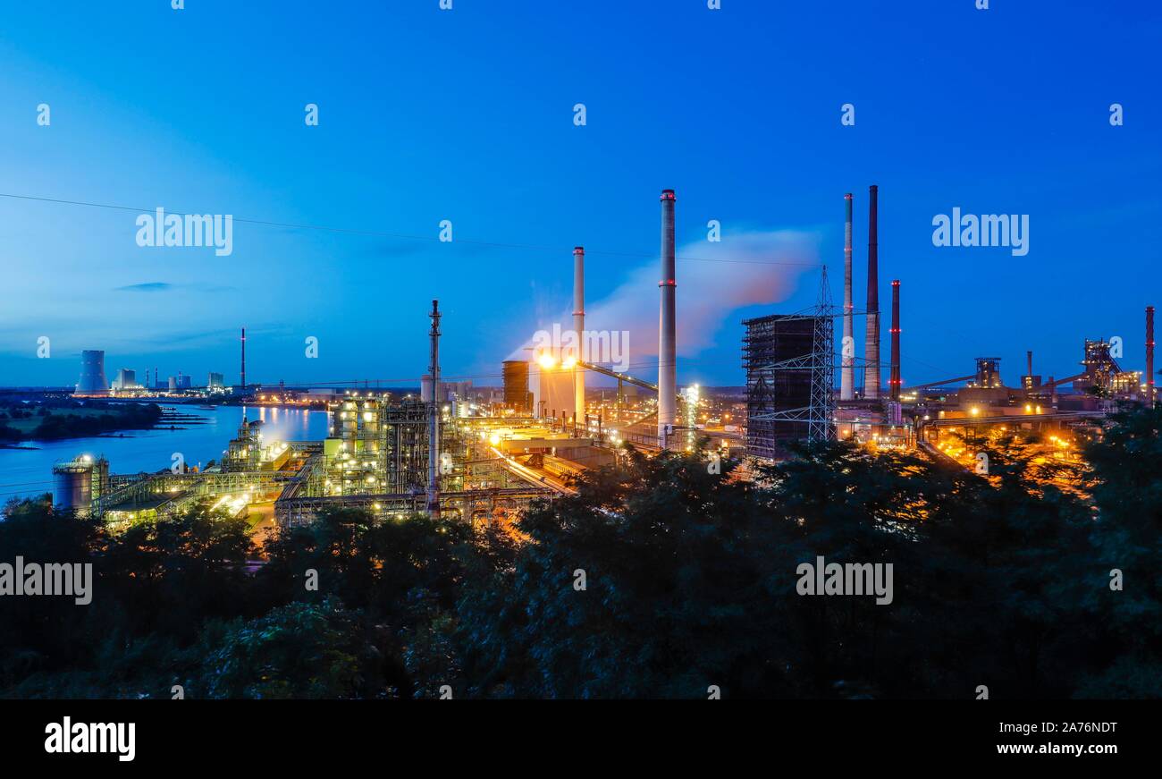 ThyssenKrupp Steel Mill und die Kokerei Schwelgern in der Dämmerung, Duisburg-Marxloh, Duisburg, Ruhrgebiet, Nordrhein-Westfalen, Deutschland Stockfoto