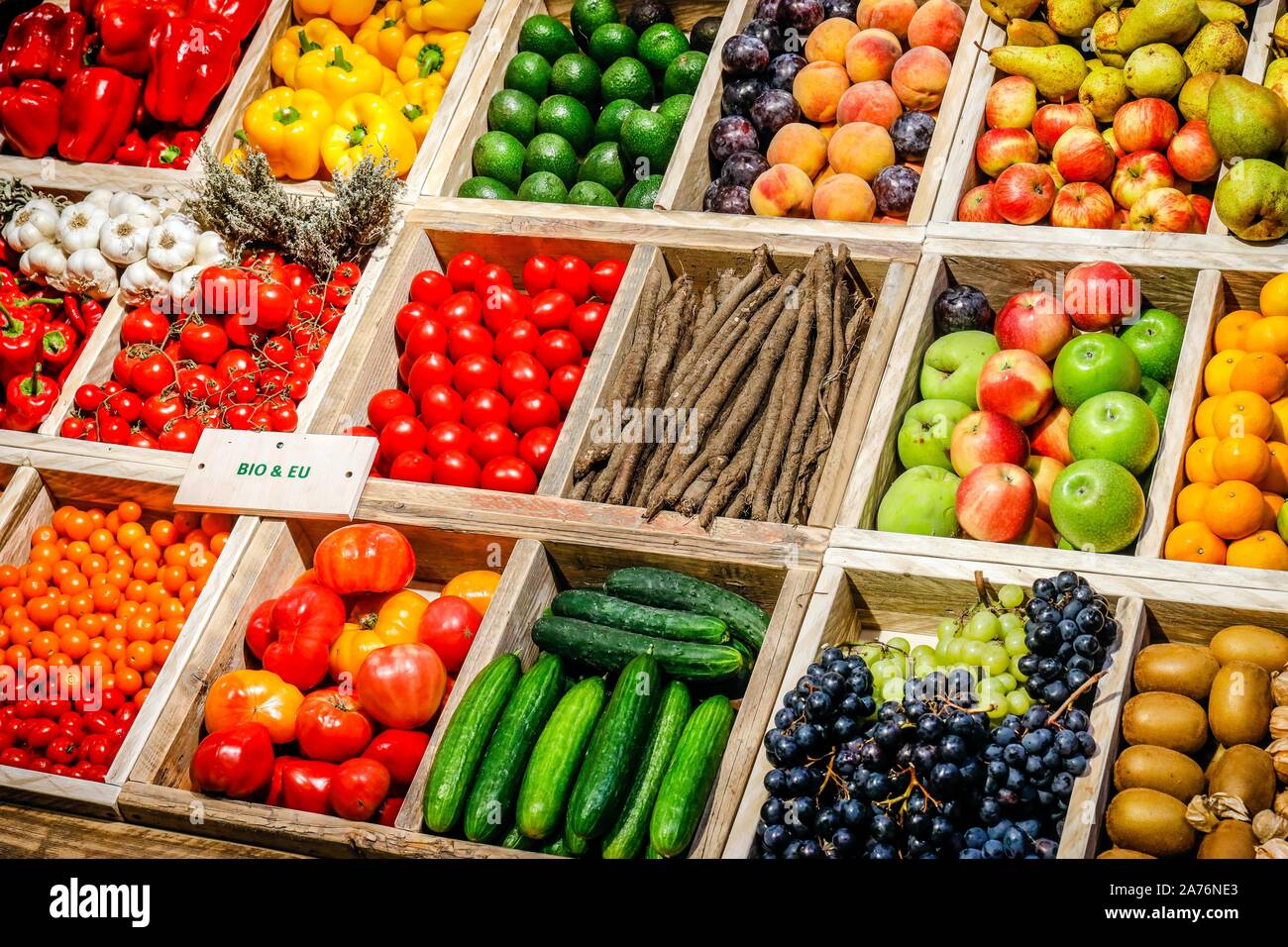 Bio Gemüse und Obst auf dem ökologischen Markt an der Anuga Messe, Köln, Nordrhein-Westfalen, Deutschland Stockfoto