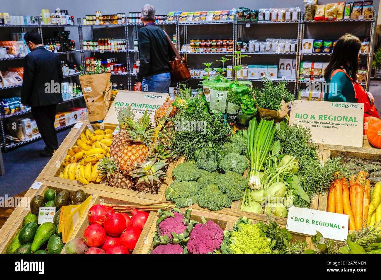 Bio Gemüse und Obst in einer pflanzlichen Zähler, Anuga Messe, Köln, Nordrhein-Westfalen, Deutschland Stockfoto