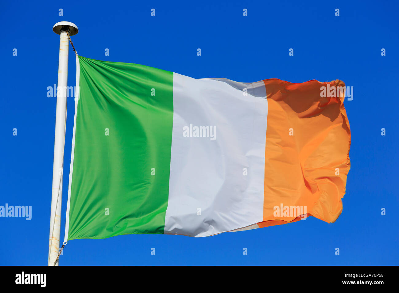 Nationalflagge von Irland, der Hafen von Dublin, County Dublin, Irland Stockfoto