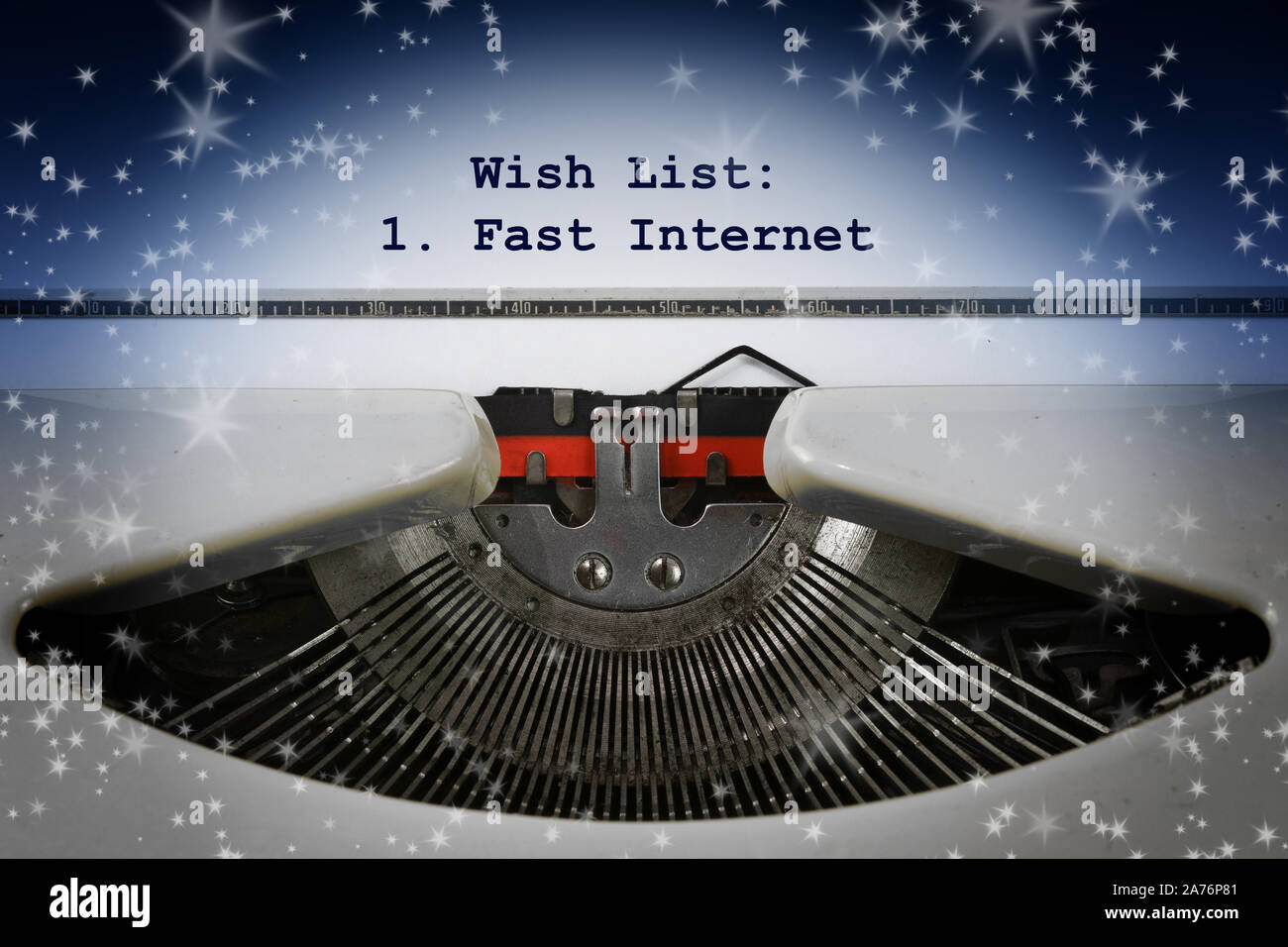 Wunschliste, auf einer alten Schreibmaschine mit einem einzigen Element geschrieben, schnelle Internetverbindung. Einige Sterne im dunklen Hintergrund, Weihnachten Konzept für Netzwerk-, moderniza Stockfoto