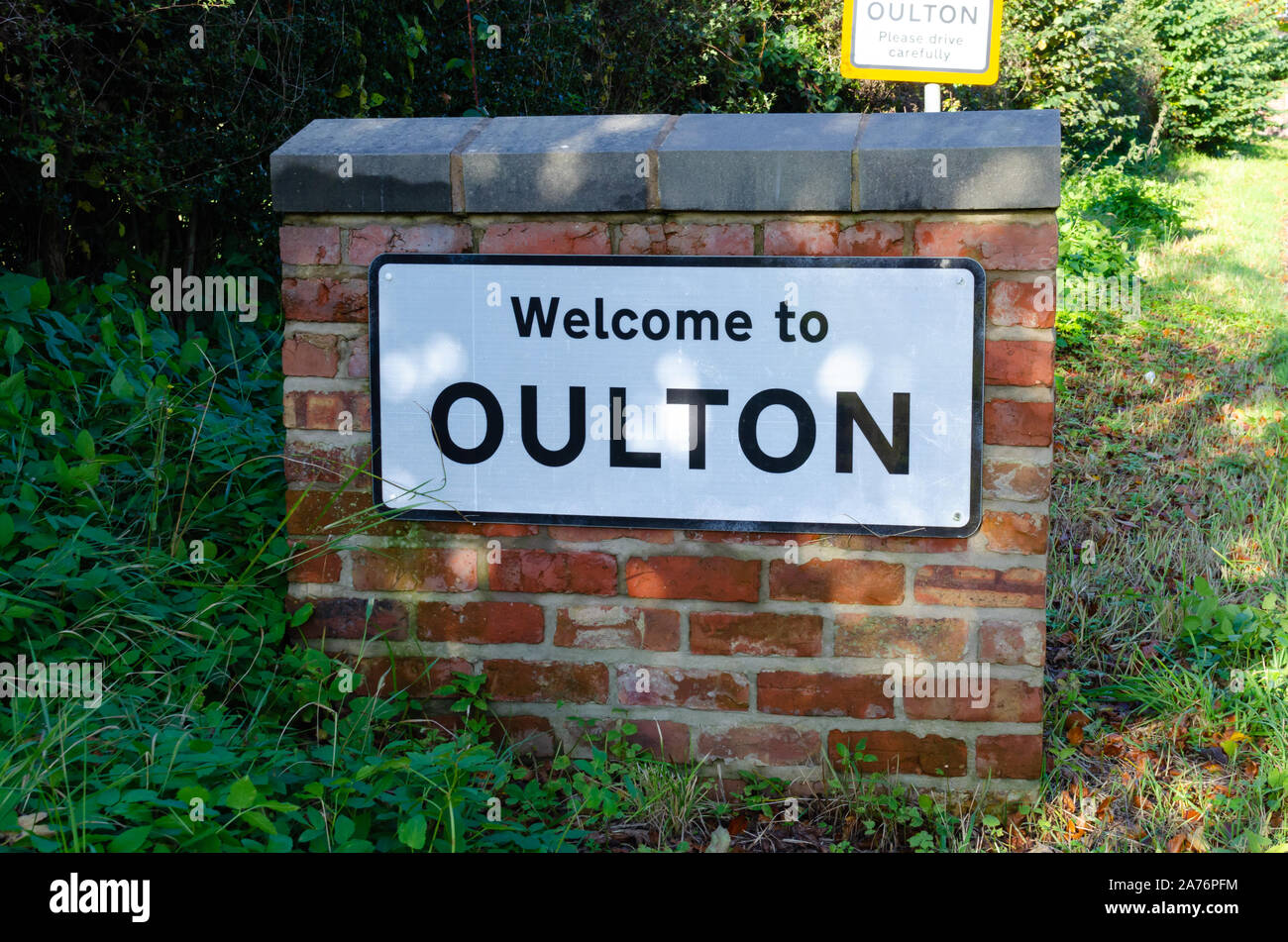 Willkommen bei OULTON Schild am Eingang zu einem kleinen Dorf in Straffrodshire, Vereinigtes Königreich. Stockfoto