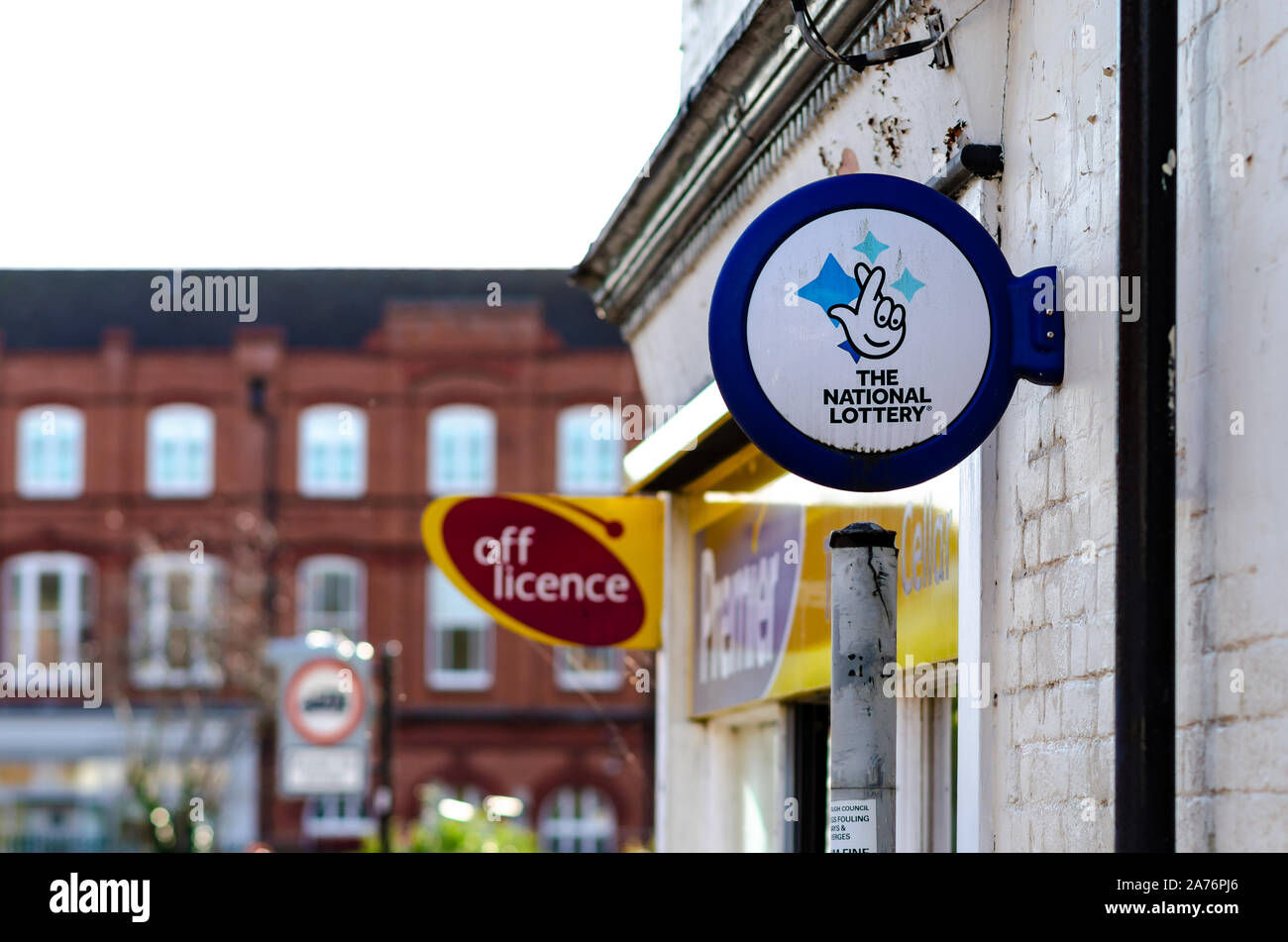 Die nationalen Lotterie- und Off-Licence-Werbeflächen, die auf dem Ladengebäude in Stone, Staffordshire, Großbritannien zu sehen sind. Stockfoto