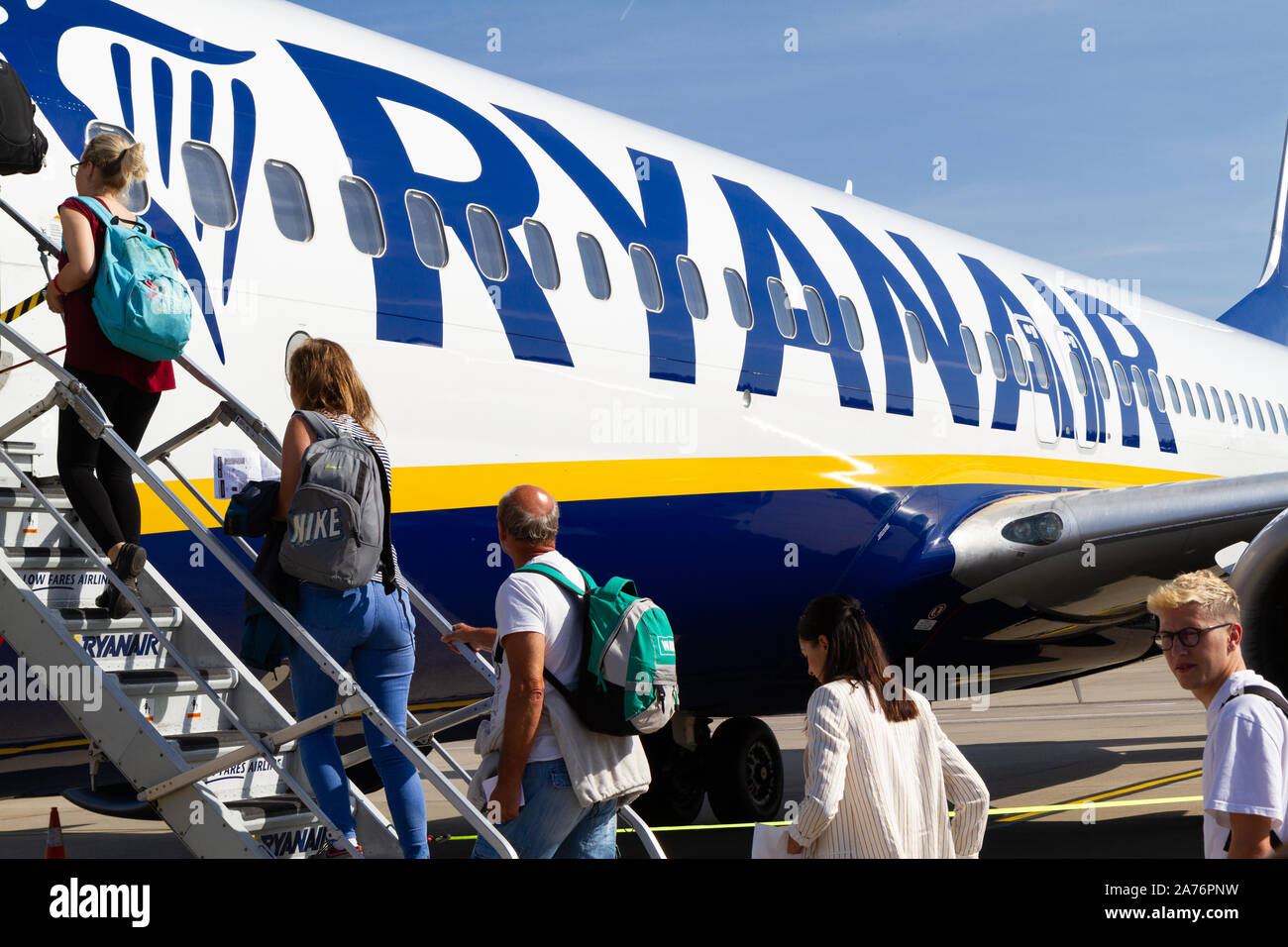 Die Menschen an Bord eines Ryanair Boeing 737-800 Flugzeuge am Flughafen Charleroi in Belgien. Stockfoto