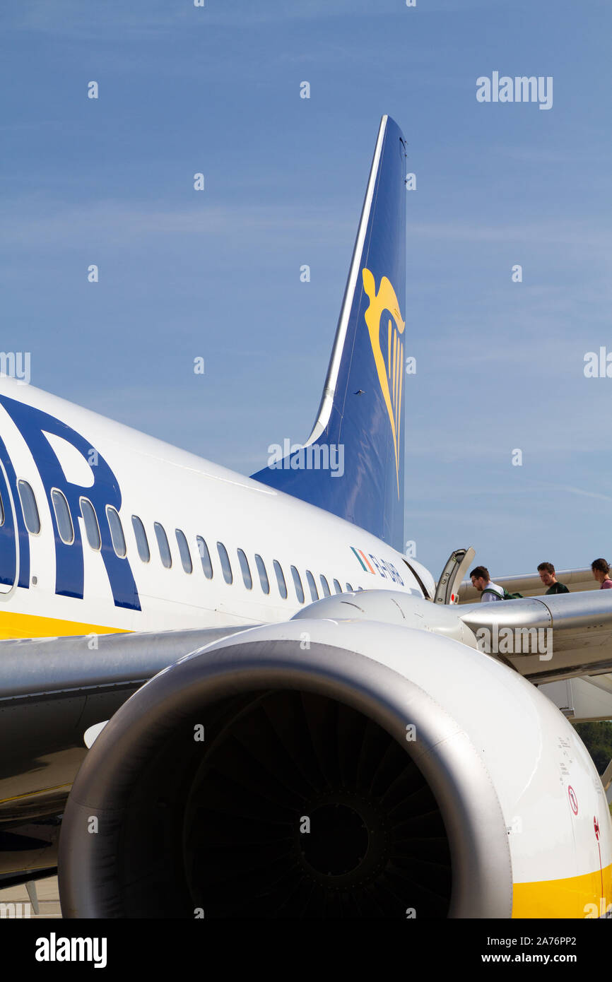 Die Menschen an Bord eines Ryanair Boeing 737-800 Flugzeuge am Flughafen Charleroi in Belgien. Stockfoto