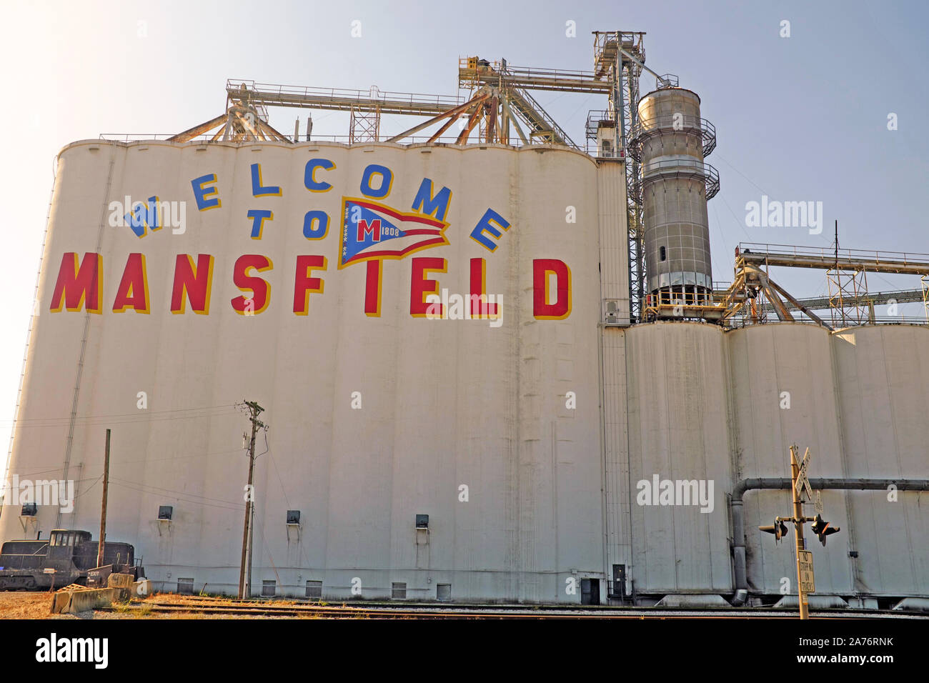 Willkommen in Mansfield, gemalt an der Seite der Centerra Co-Op-Getreideaufzüge in der North Main Street in Mansfield, Ohio, USA. Stockfoto