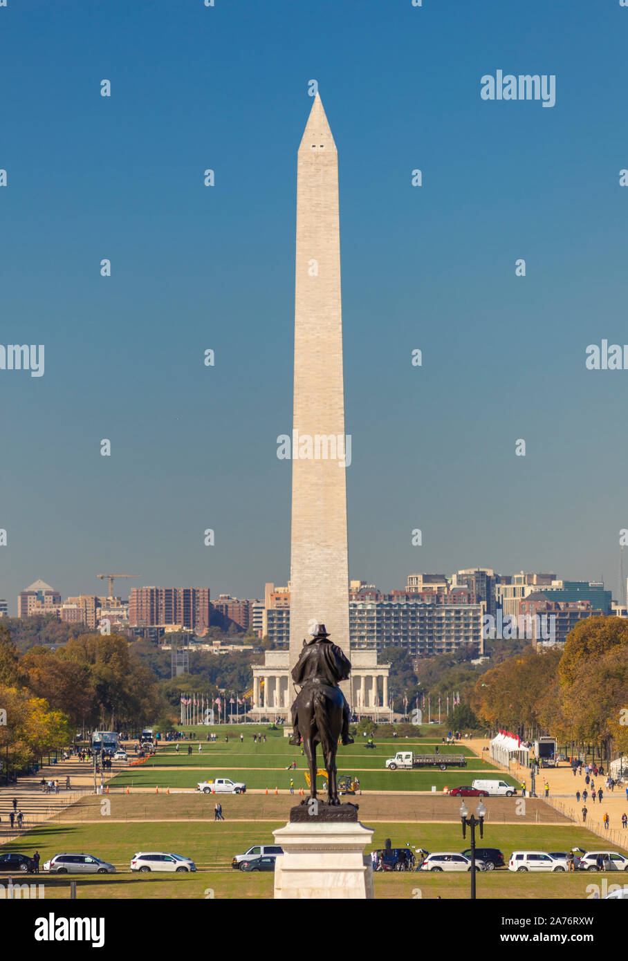 WASHINGTON, DC, USA - die National Mall. Washington Monument in Abstand. Ulysses S. Grant Statue, im Vordergrund. Stockfoto