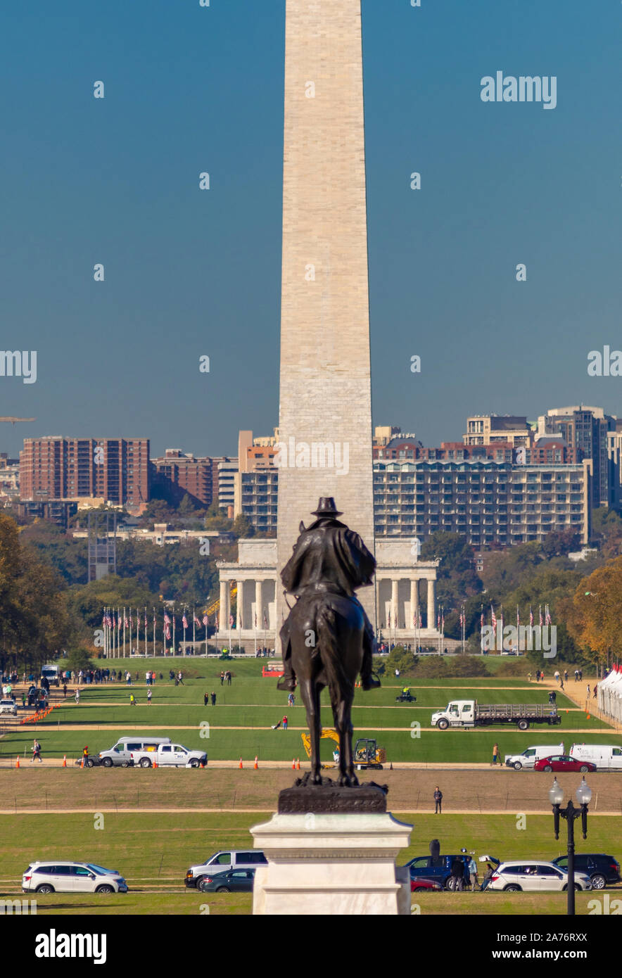 WASHINGTON, DC, USA - die National Mall. Washington Monument in Abstand. Ulysses S. Grant Statue, im Vordergrund. Stockfoto