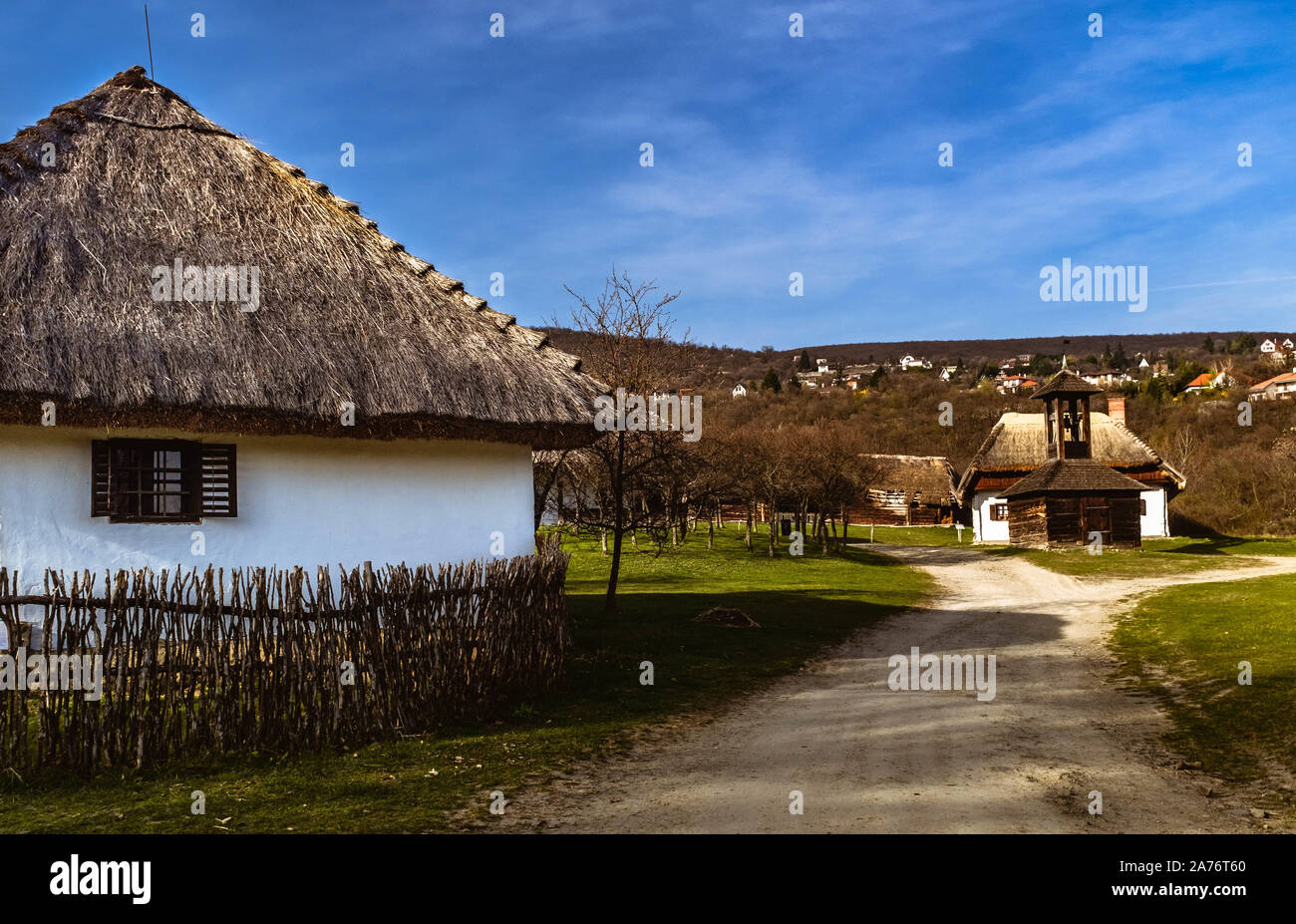 Traditionelle ungarische Häuser in Szentendre Skanzen Village Museum an einem sonnigen Frühlingstag. Stockfoto