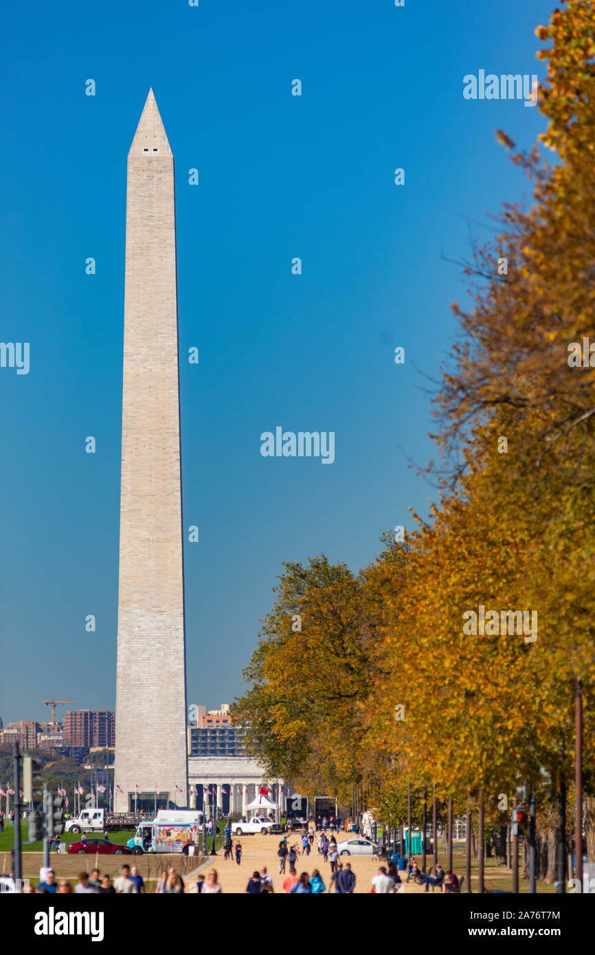 WASHINGTON, DC, USA - Menschen laufen auf der National Mall. Washington Monument in Abstand. Stockfoto