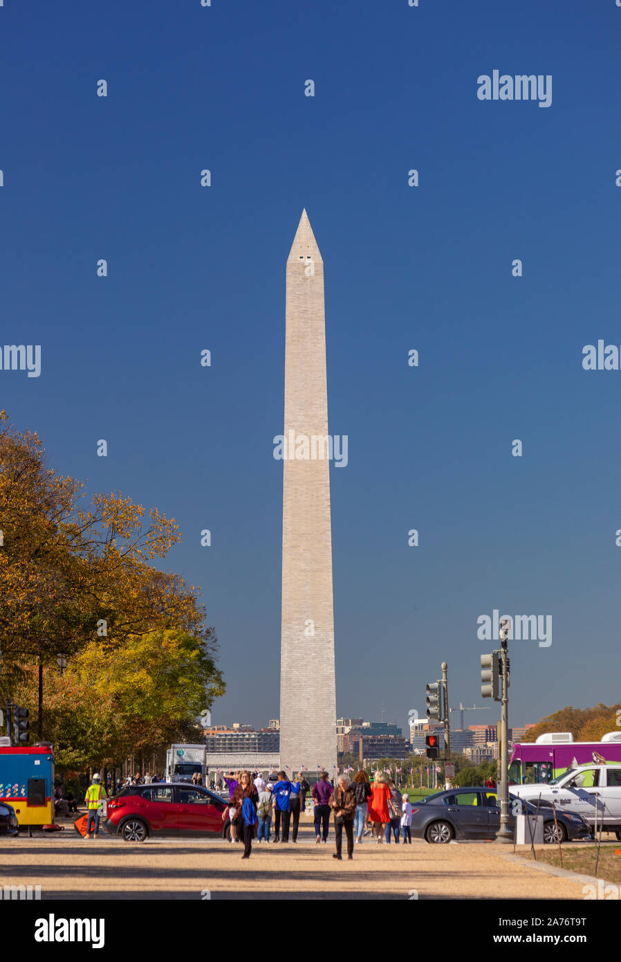 WASHINGTON, DC, USA - Menschen laufen auf der National Mall, vor dem Washington Monument. Stockfoto