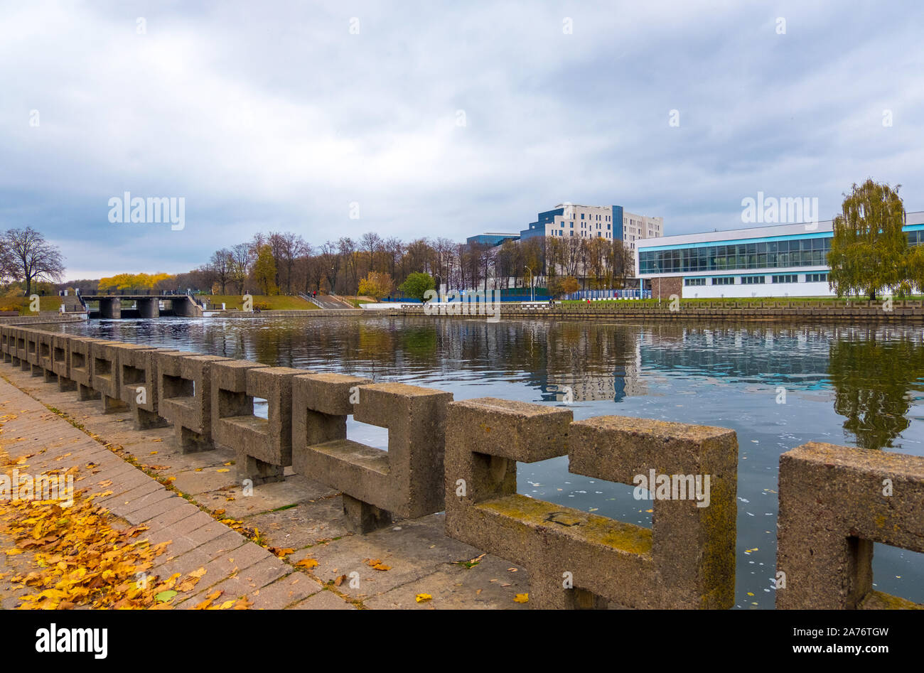 Minsk, Weißrussland - Oktober, 13, 2019: Fluss Swislotsch und Herbst Stadtbild von Bezirk Nyamiha in der Innenstadt von Minsk, Weißrussland Stockfoto