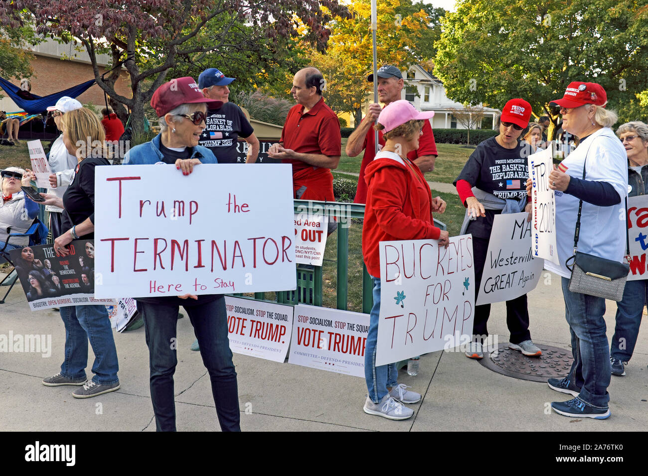 Trump Unterstützer in Westerville, Ohio Rallye auf Otterbein Campus der Universität während ihrer Hosting der Oktober 2019 demokratische Rathaus. Stockfoto